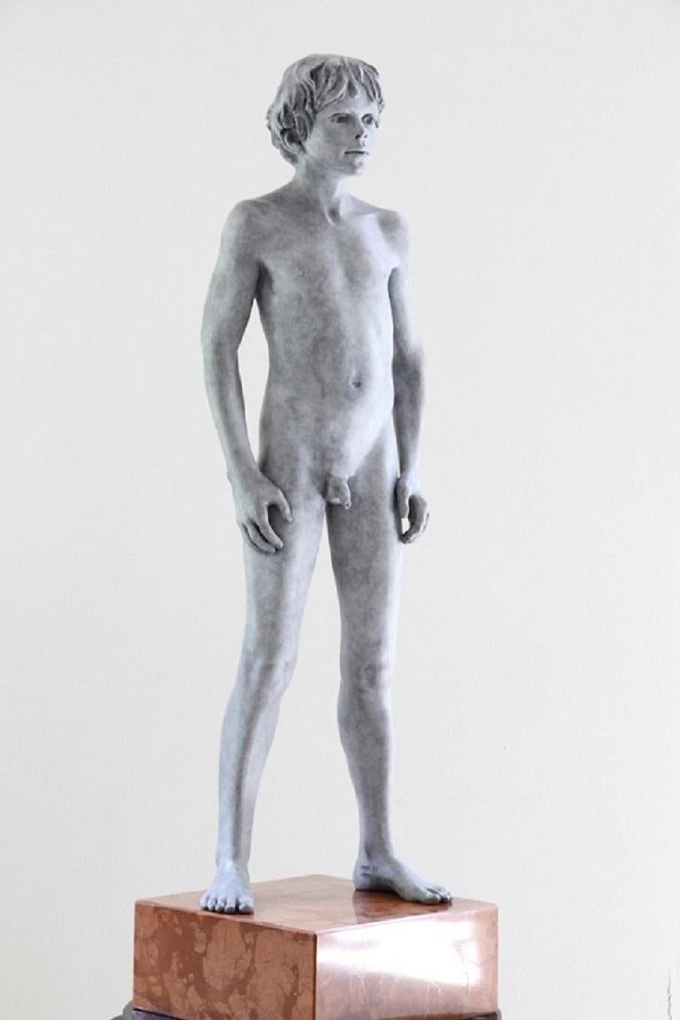Tuemini Ergo Sum Bronze-Skulptur, Akt, männliche Figur, Marmorstein auf Lager (Zeitgenössisch), Sculpture, von Wim van der Kant
