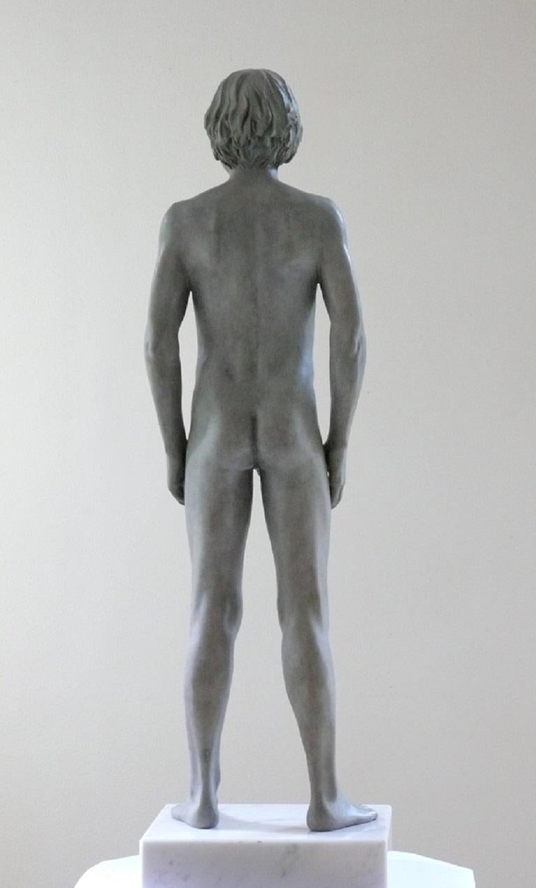Tuemini Ergo Sum Bronze-Skulptur, Akt, männliche Figur, Marmorstein auf Lager (Gold), Nude Sculpture, von Wim van der Kant