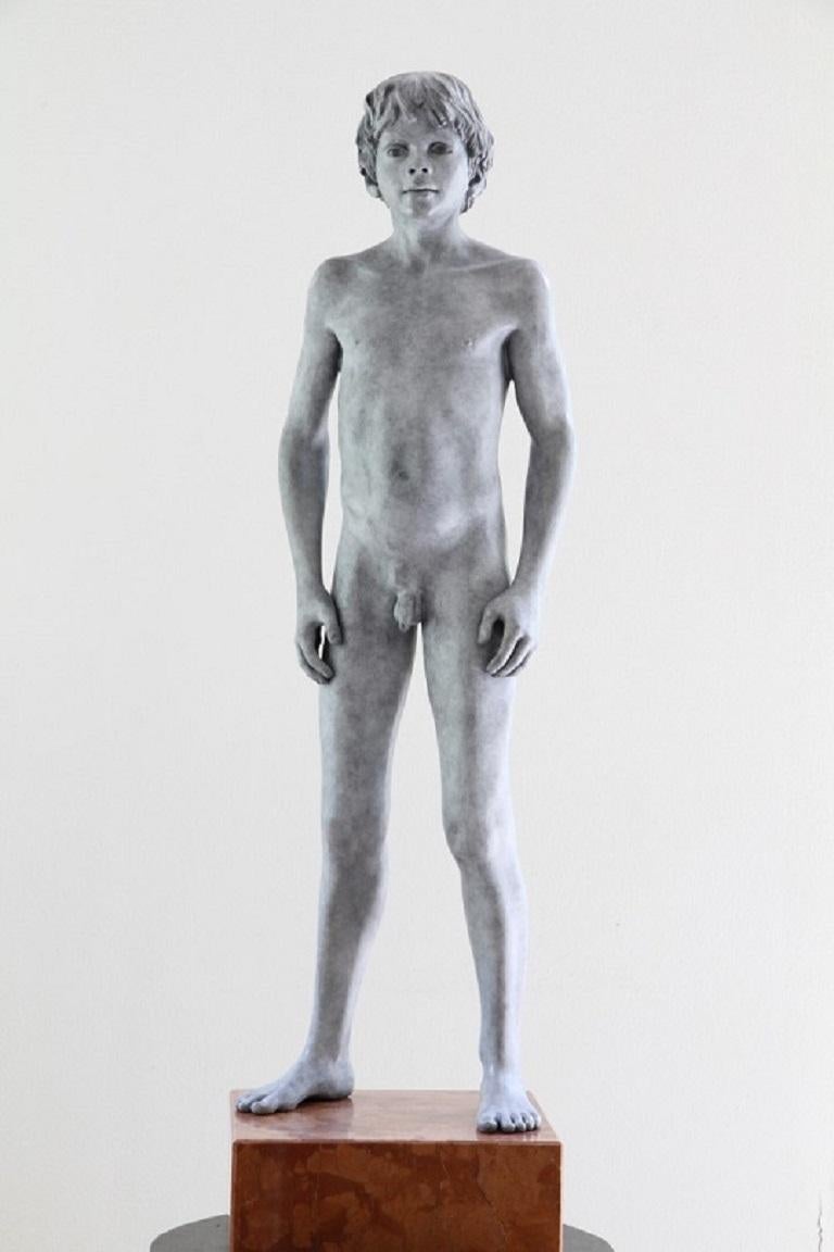Wim van der Kant Nude Sculpture – Tuemini Ergo Sum Bronze-Skulptur, Akt, männliche Figur, Marmorstein auf Lager