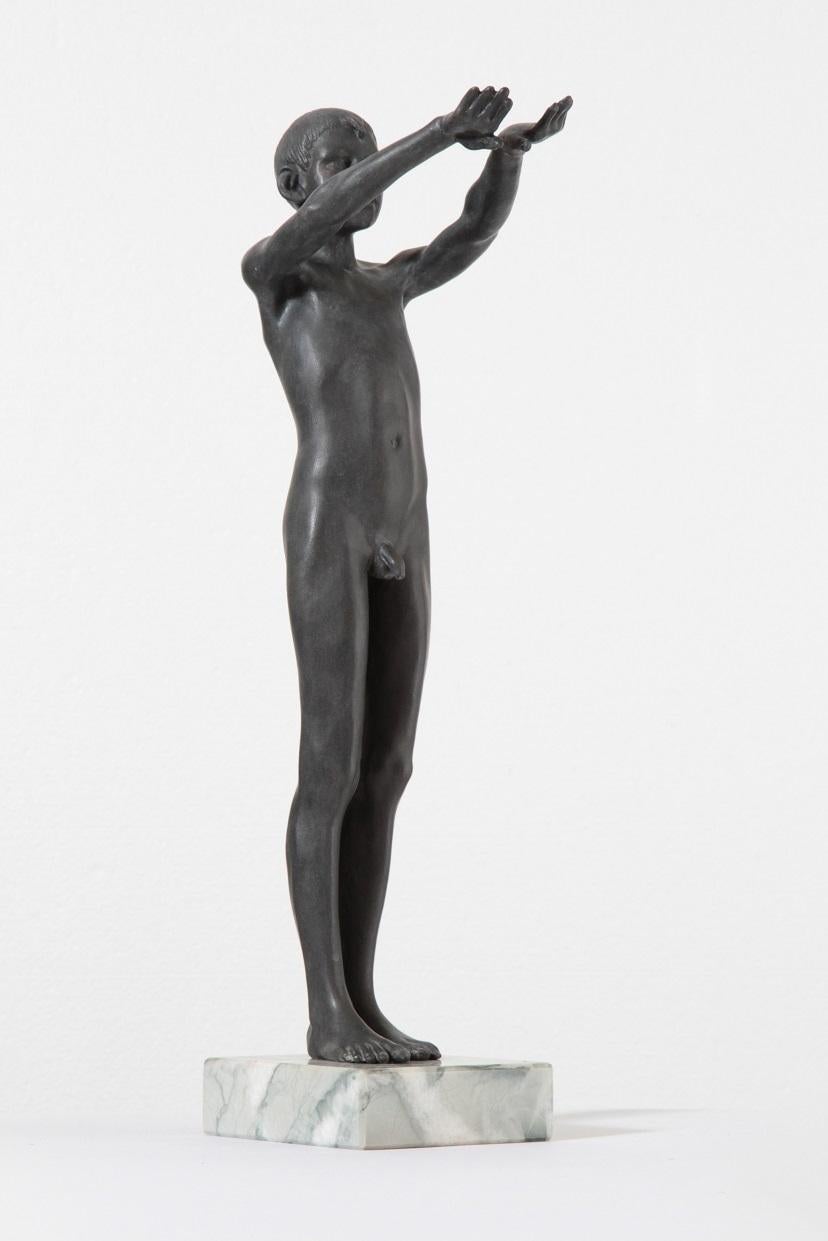 Volo Standender männlicher Akt-Skulptur-Figur aus Bronze, Junge, auf Lager – Sculpture von Wim van der Kant