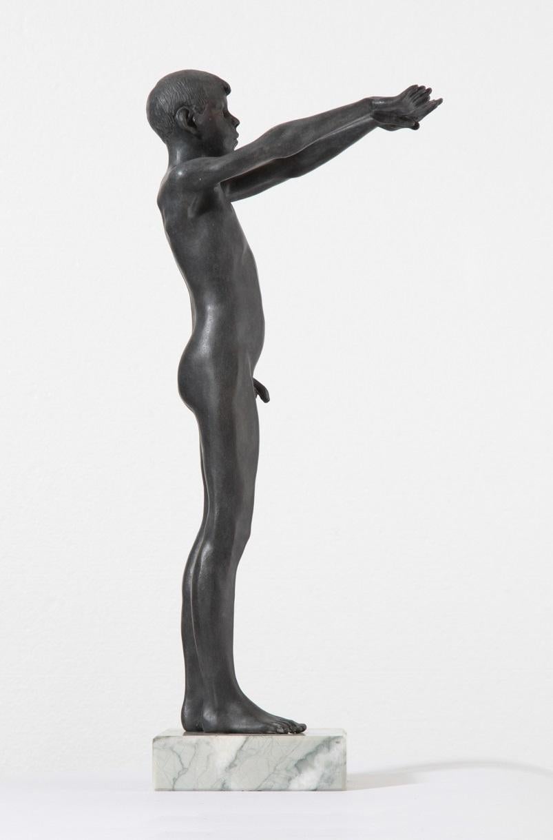 Volo Debout Homme Nu Sculpture Figure Bronze Garçon - En stock
Volo est un nu masculin debout en bronze, un garçon qui s'étire, à la patine brune. Cette sculpture peut être utilisée à l'intérieur comme à l'extérieur.

Wim van der Kant (1949, Kampen,