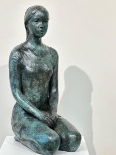 Lotte – Bronzeskulptur eines sitzenden jungen Mädchens aus dem 21. Jahrhundert