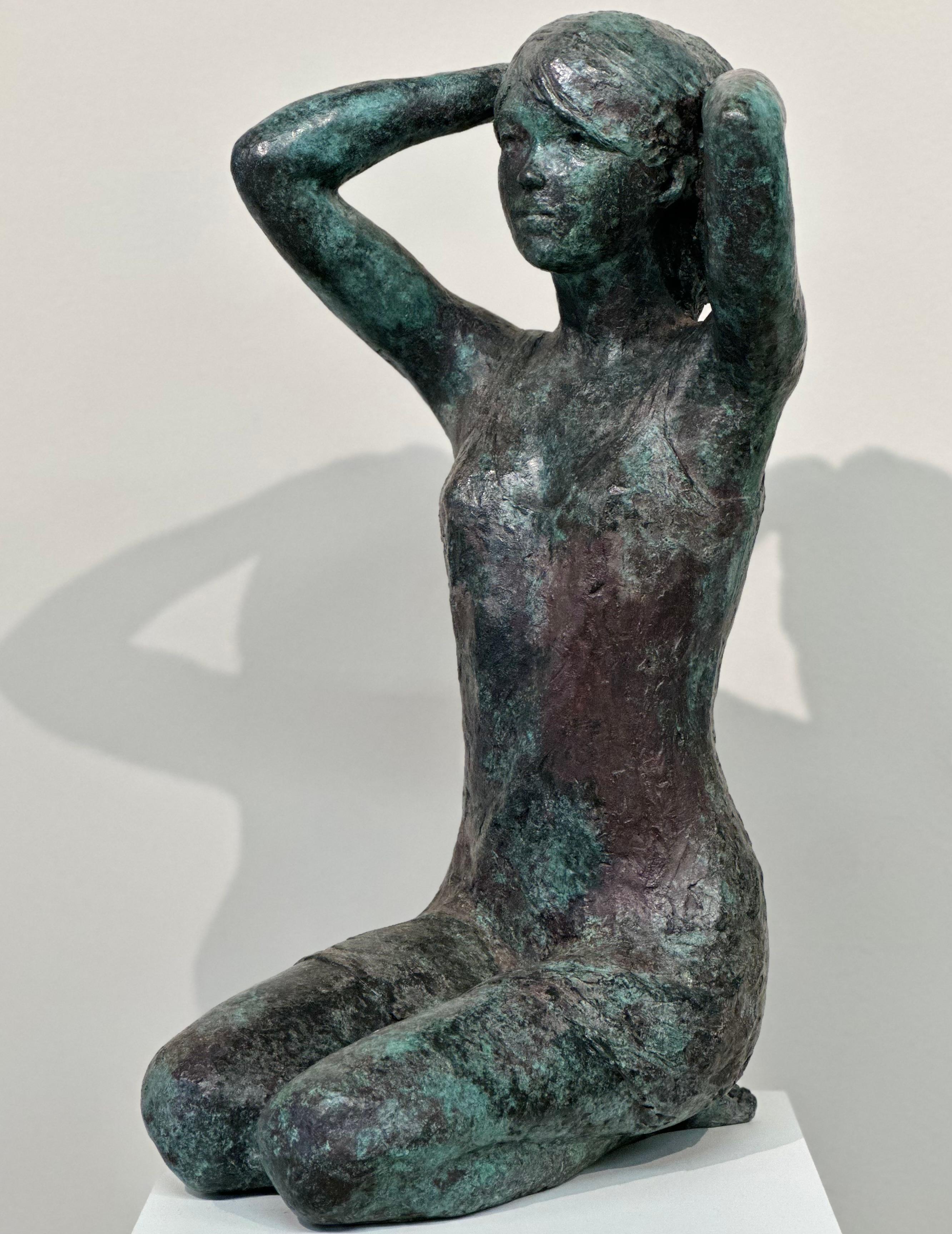 Marjo- Escultura de bronce del siglo XXI de una joven sentada