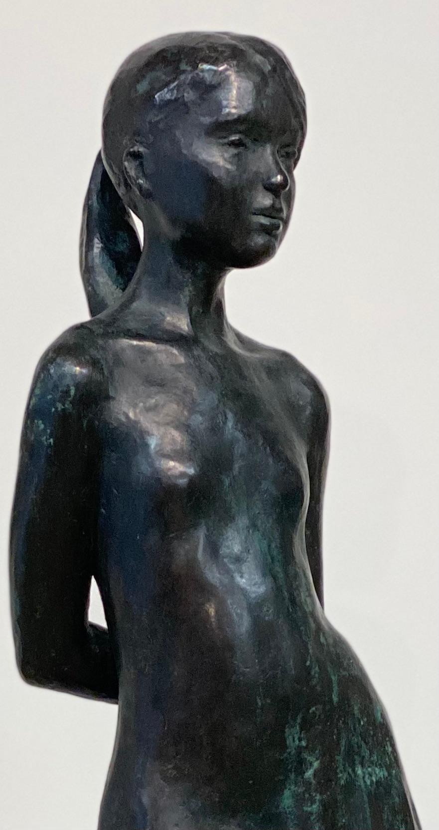 Marjolein - Sculpture en bronze du 21e siècle d'une jeune fille - Or Abstract Sculpture par Wim van der Kraan