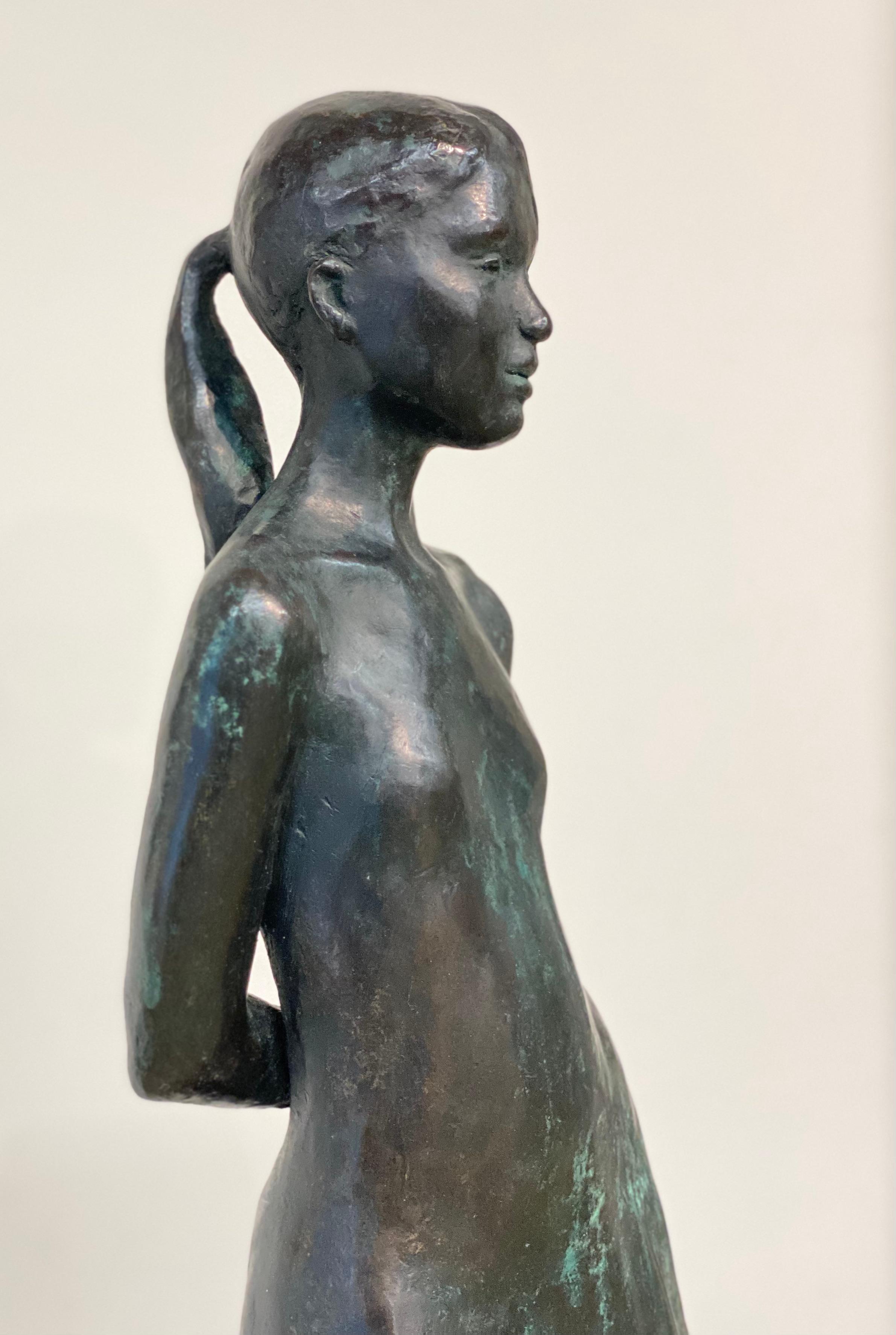 Marjolein- Bronzeskulptur eines jungen Mädchens aus dem 21. Jahrhundert (Gold), Abstract Sculpture, von Wim van der Kraan