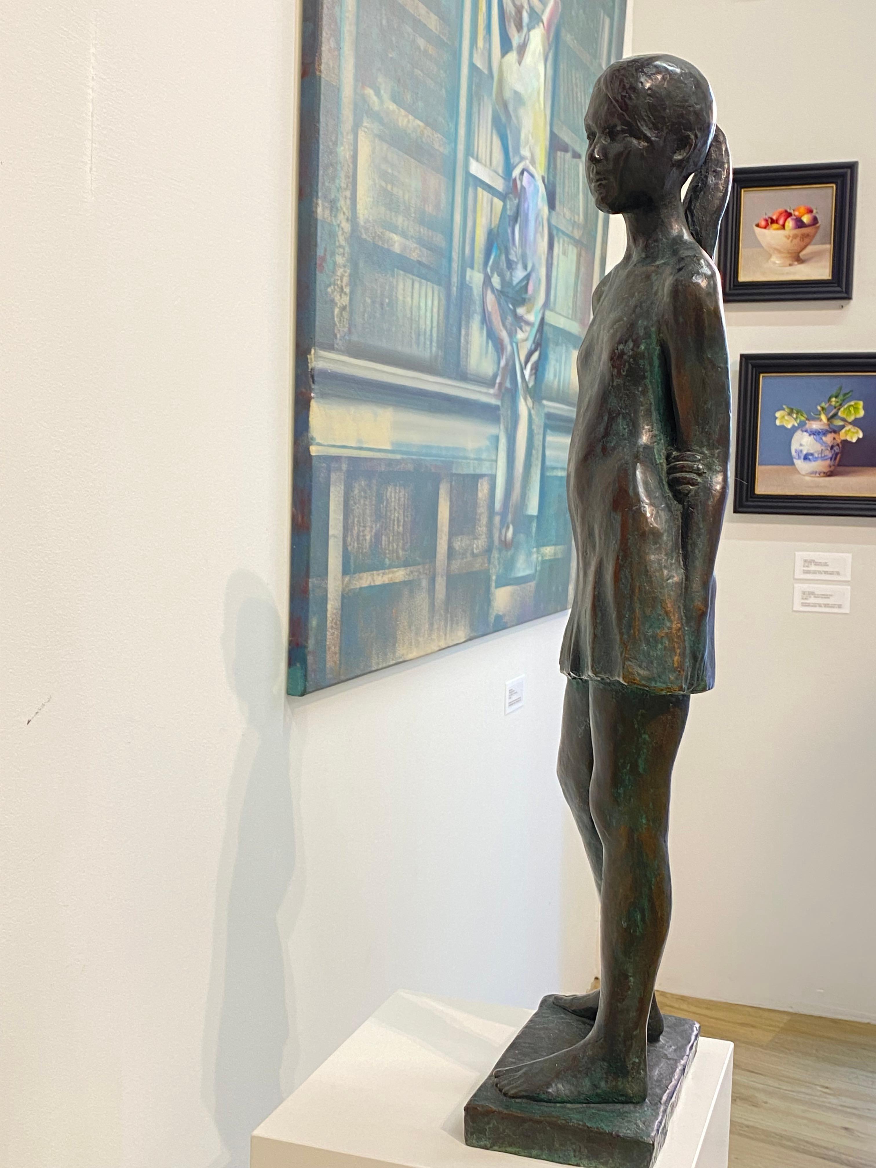 Marjolein - Sculpture en bronze du 21e siècle d'une jeune fille en vente 4