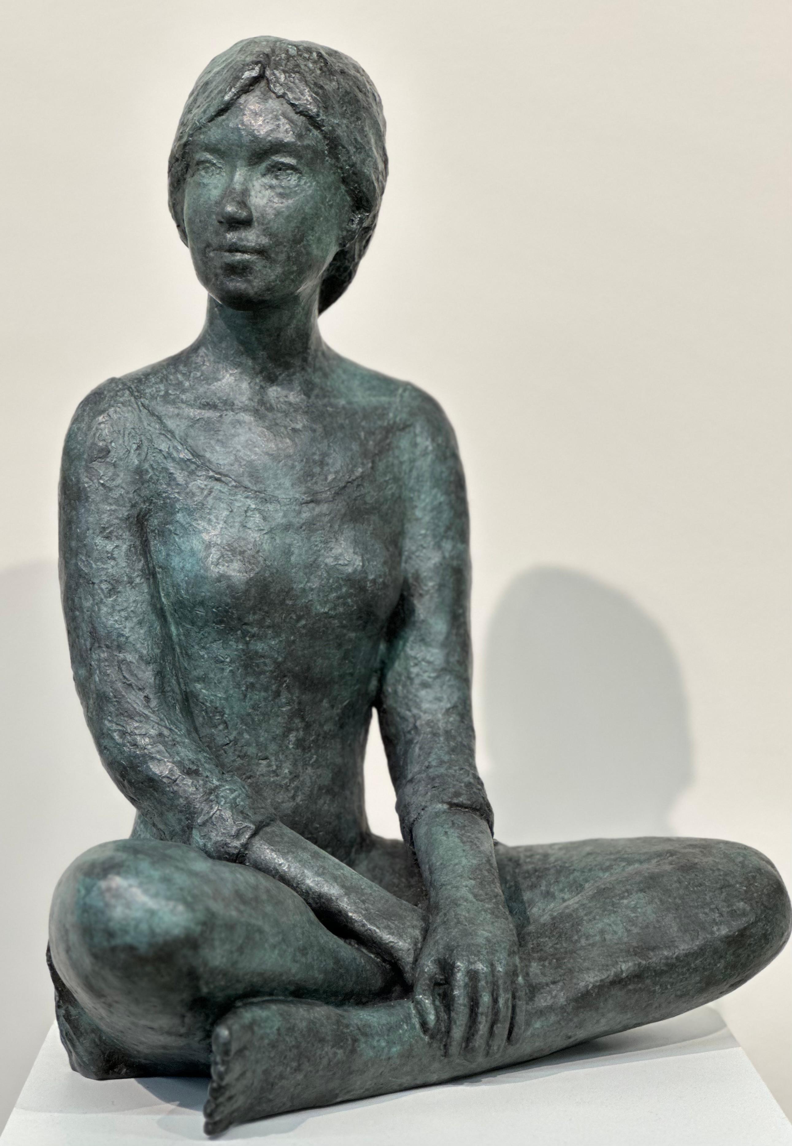 Sandra, sculpture en bronze du 21e siècle représentant une jeune fille assise