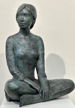 Sandra – Bronzeskulptur eines sitzenden jungen Mädchens aus dem 21. Jahrhundert