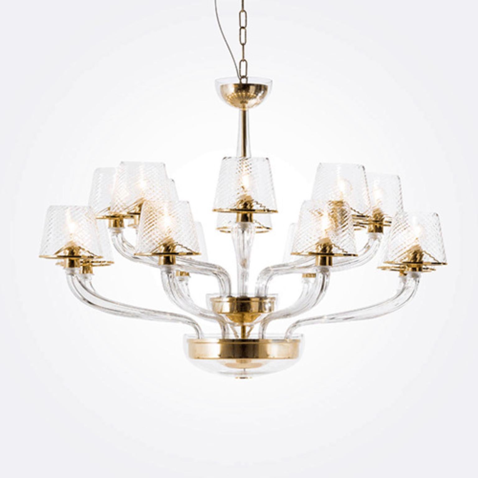 Lampada a sospensione Win Light WINSOV16 di Mazzega 1946
Dimensioni: D. 113 x H. 72 cm.
Materiali: Telaio: Oro lucido. 
Diffusore: Cristallo trasparente.
Peso: 20 kg.

Le radici di Mazzega1946 affondano a Murano, terra di maestri vetrai che ancora