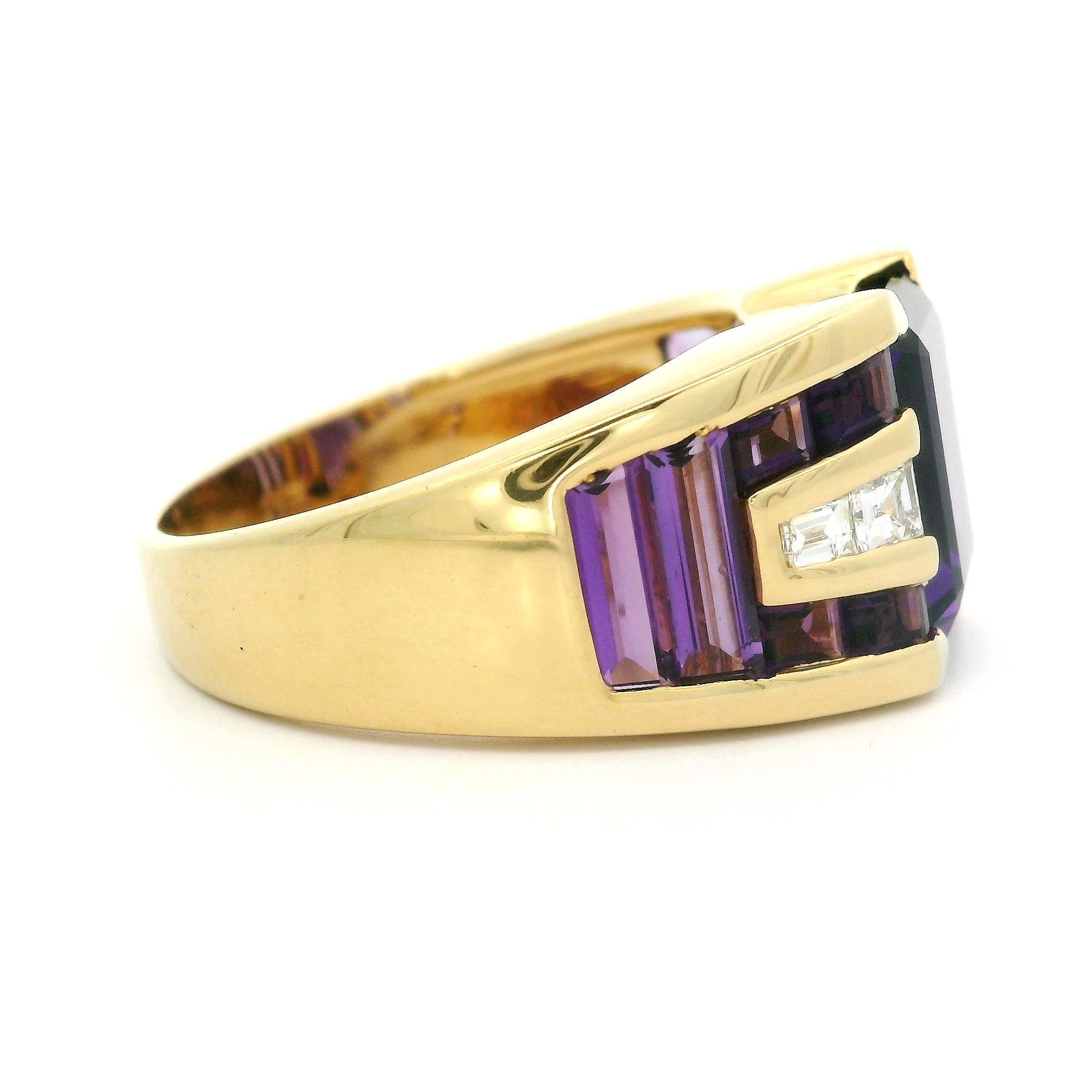 -Pierre(s)
(1) Améthyste véritable naturelle - taille émeraude - sertie - couleur pourpre foncé - 10.9x8.5mm
(12) Améthyste naturelle véritable - Calibre Custom Cut - Channel Set - Couleur pourpre 
(4) Diamant véritable naturel - taille