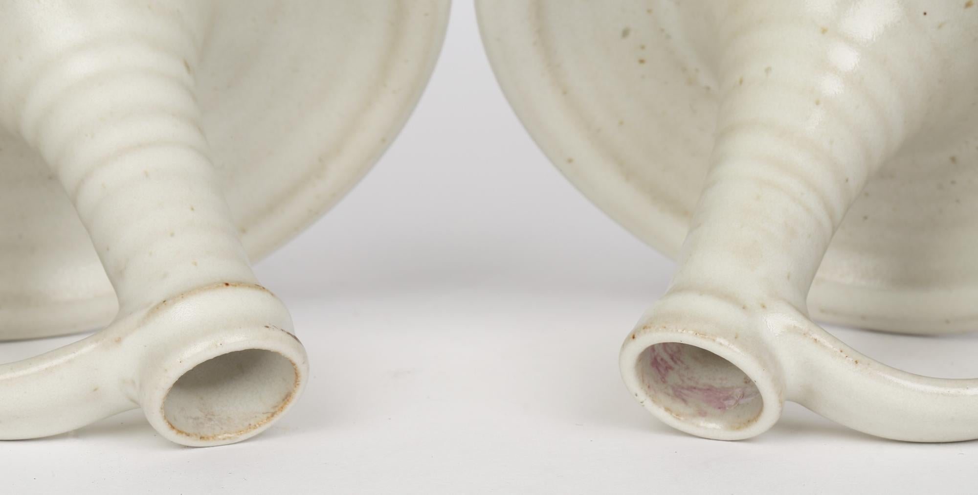 Vernissé Paire de bâtons de chambre Winchcombe Studio Pottery émaillés à la glaçure grège en vente