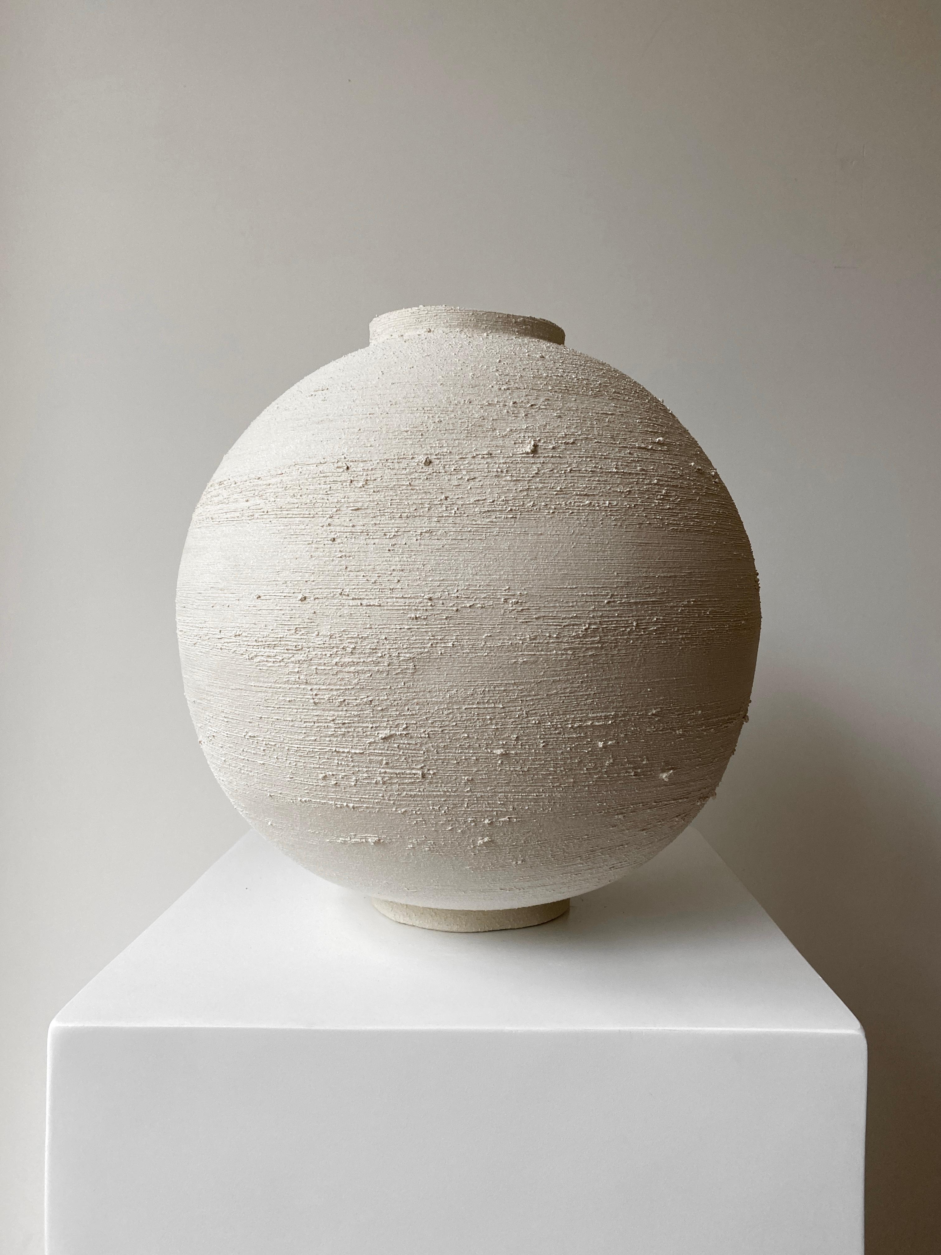 Wind Moon Jar by Laura Pasquino
Dimensions: Ø 33 x H 33 cm, opening Ø 10 cm
Materials: stoneware ceramic
Finishing: glazed matte interior, unglazed natural exterior
Colour: white 

Laura Pasquino
Incorporating references from ancient Korean
