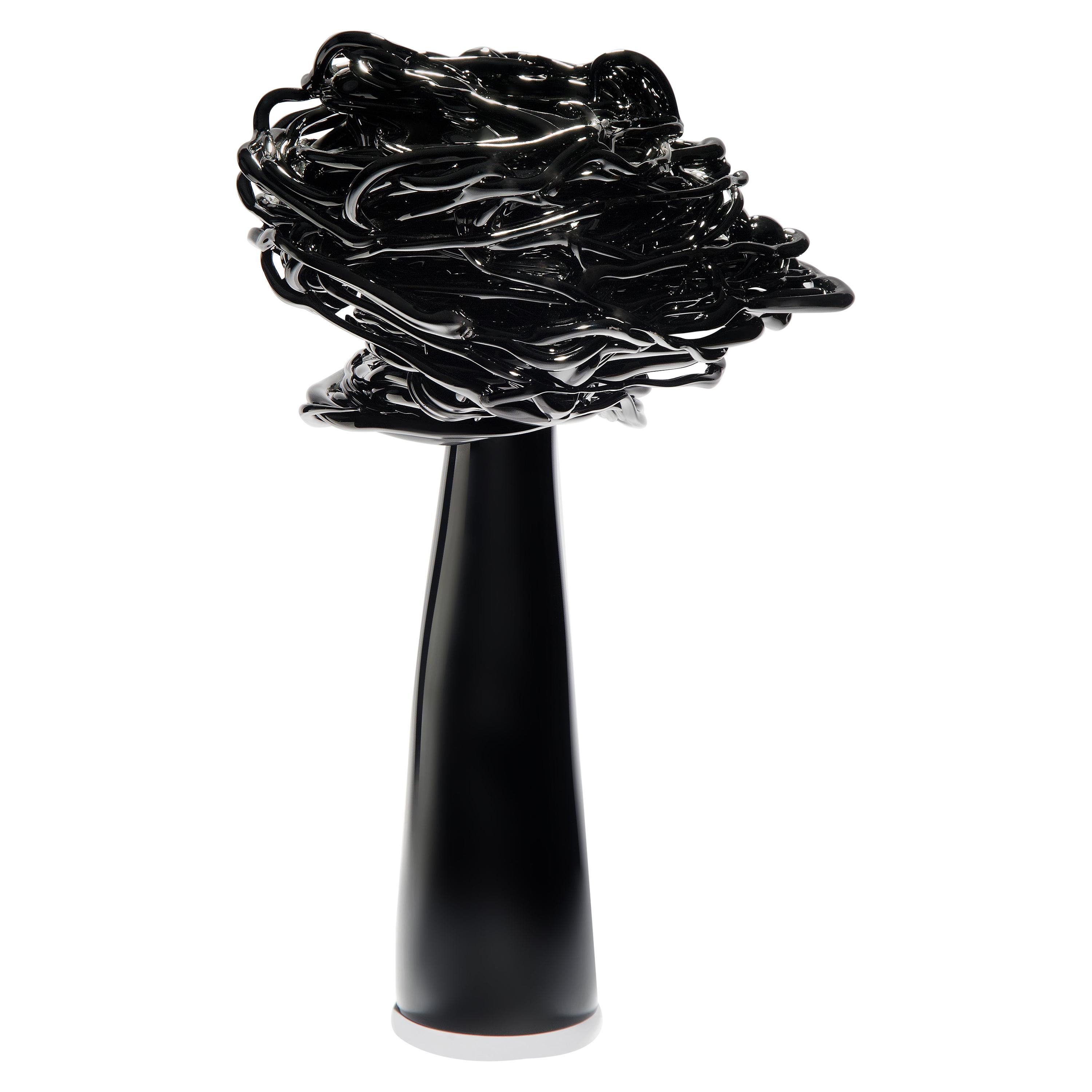 Le vent de la nuit:: une sculpture unique d'arbre en verre noir par Remigijus Kriukas en vente