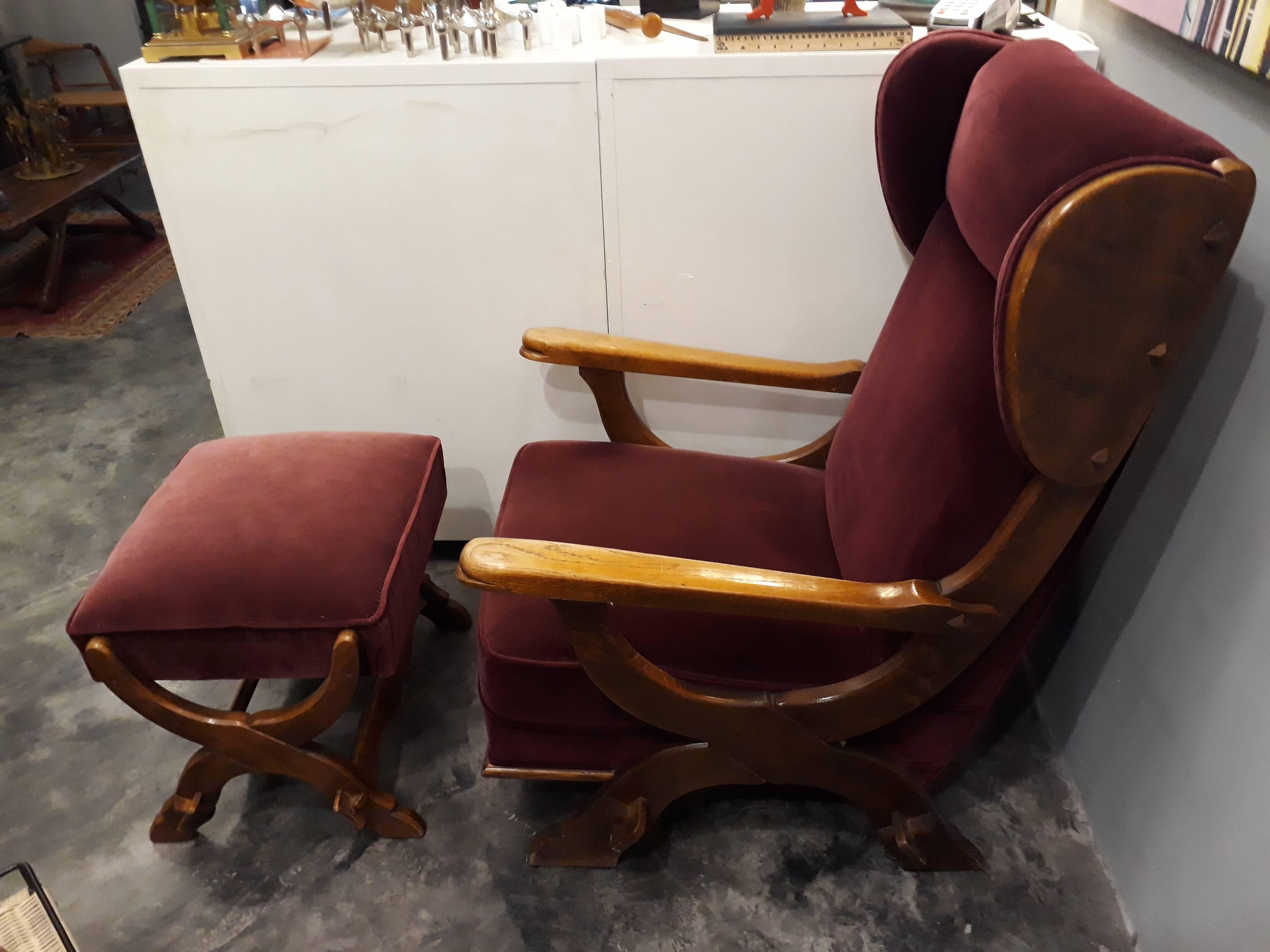 Probable Germany, windback chair with ottoman European oak

Very comfortable, Mission look style

New upholstery burgundy velvet

Very good condition.
 