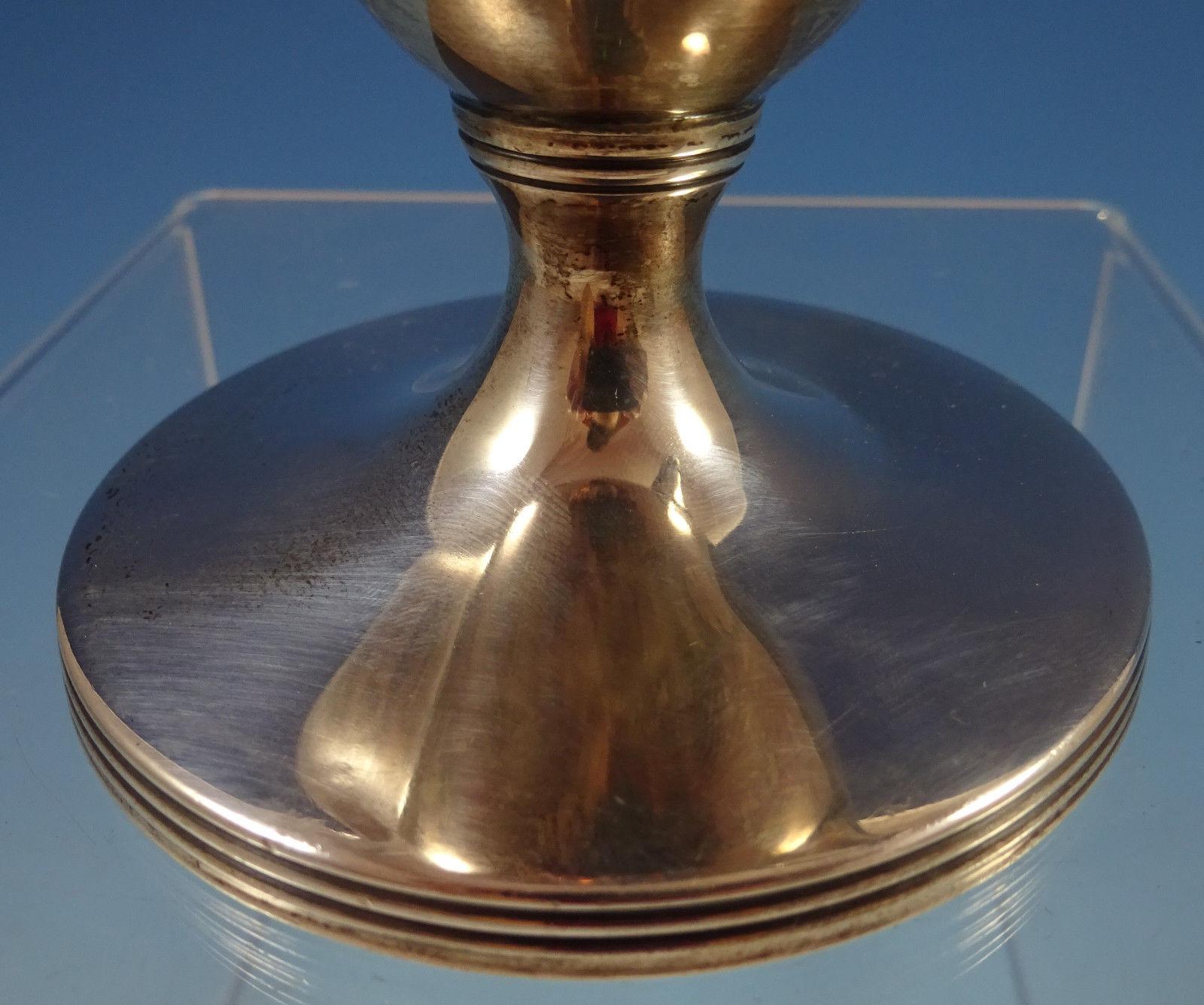 Catégories du magasin liens utiles Windham by Tiffany & Co sterling silver 3-piece tea set

Windham par Tiffany and Co
Service à thé 3 pièces Windham by Tiffany & Co en argent sterling. Marques de date pour 1907-1947. Cet ensemble comprend :
1 -