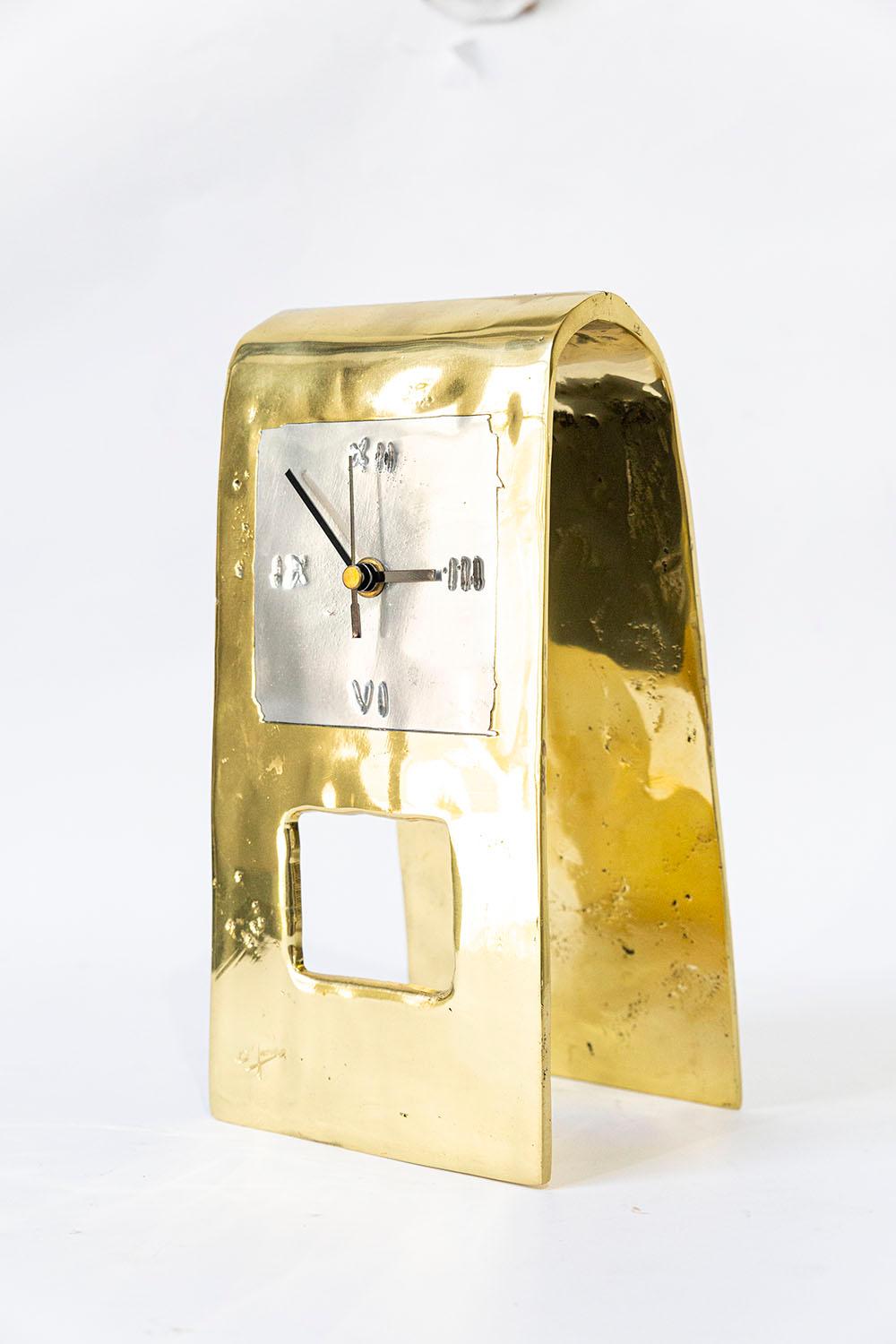 The decorative Desk Clock was created by David Marshall, it is made of sand cast aluminum and sand cast brass.
Handmade, mounted and finished in our foundry and workshop in Spain from recycled materials.
Certified authentic by the Artist David