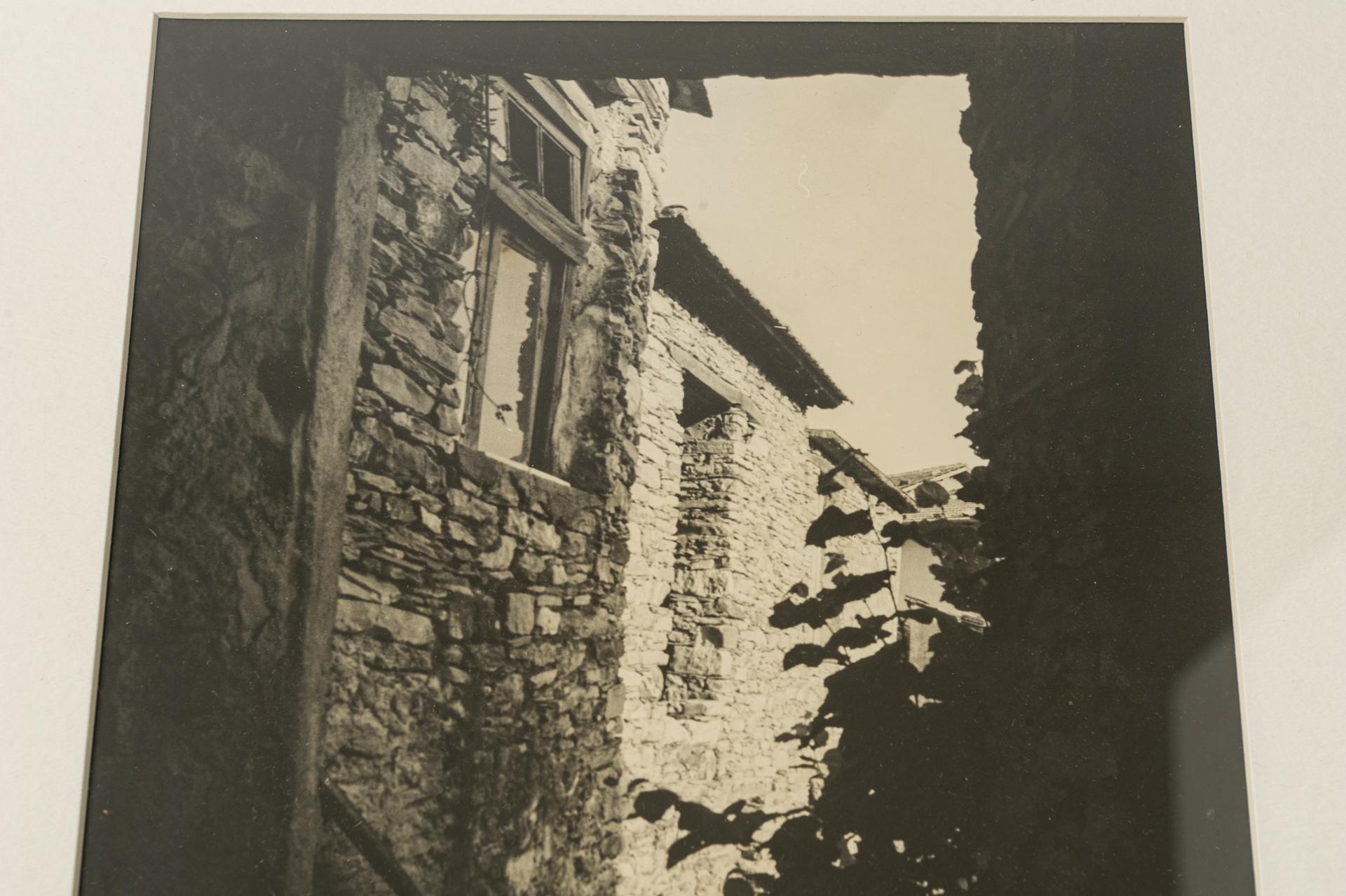 Fenster im alten italienischen Dorf (Italienisch) im Angebot