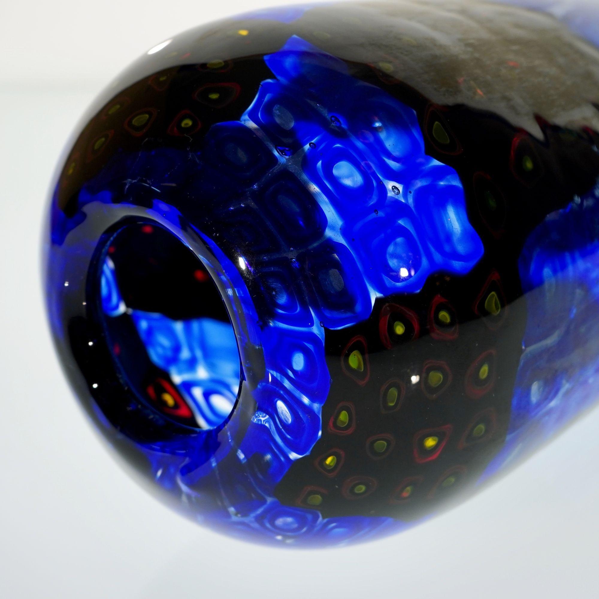 Audace, colorato e inconfondibilmente muranese: questo alto vaso di potiche combina due Murano, una in blu cobalto e acquamarina, l'altra in giallo, nero e rosso. Dispalyed in un sorprendente motivo a scacchiera. Perfetto come centrotavola moderno o