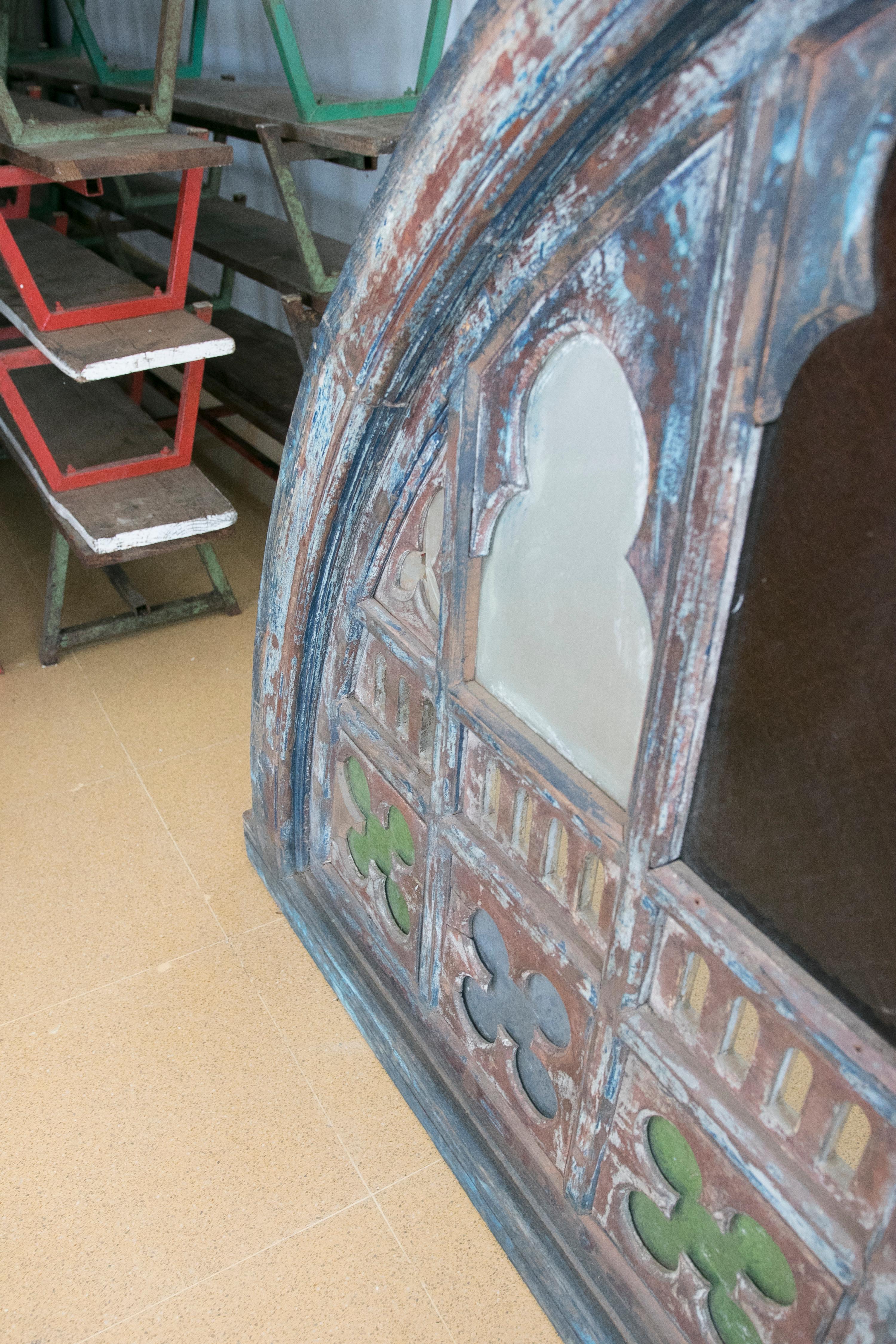 Fenster eines hölzernen Gebäudes mit Originalgemälde und getöntem Glas im Angebot 7