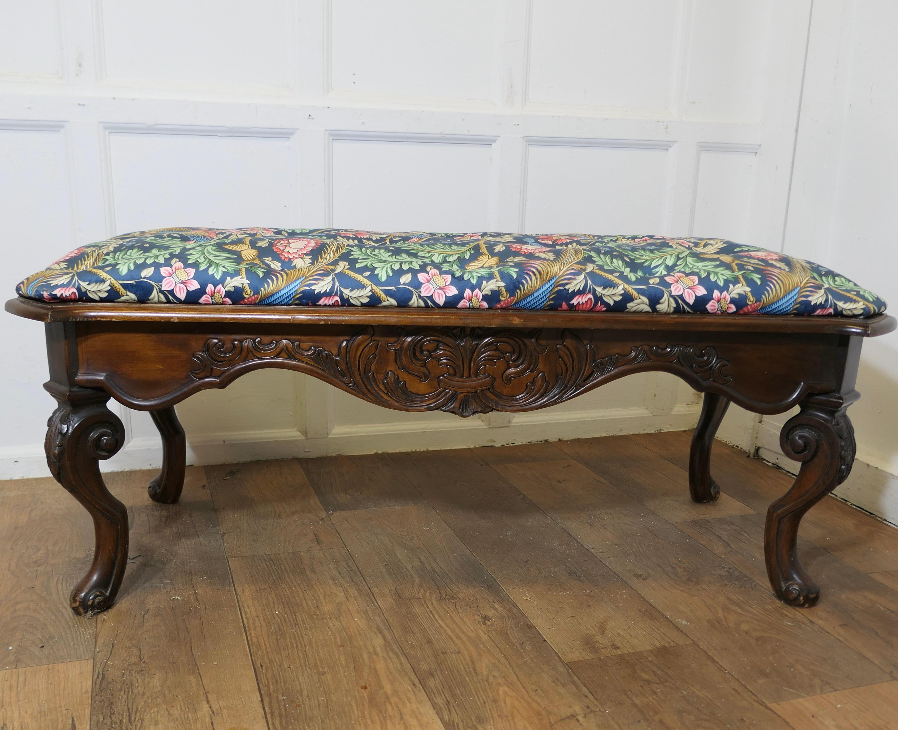 Sgabello da finestra imbottito in velluto Navy Liberty William Morris

Questo affascinante sgabello ha un grembiule splendidamente intagliato e gambe cabriole, inoltre ha un insolito piano lungo sagomato con angoli smussati.
Lo sgabello ha una nuova