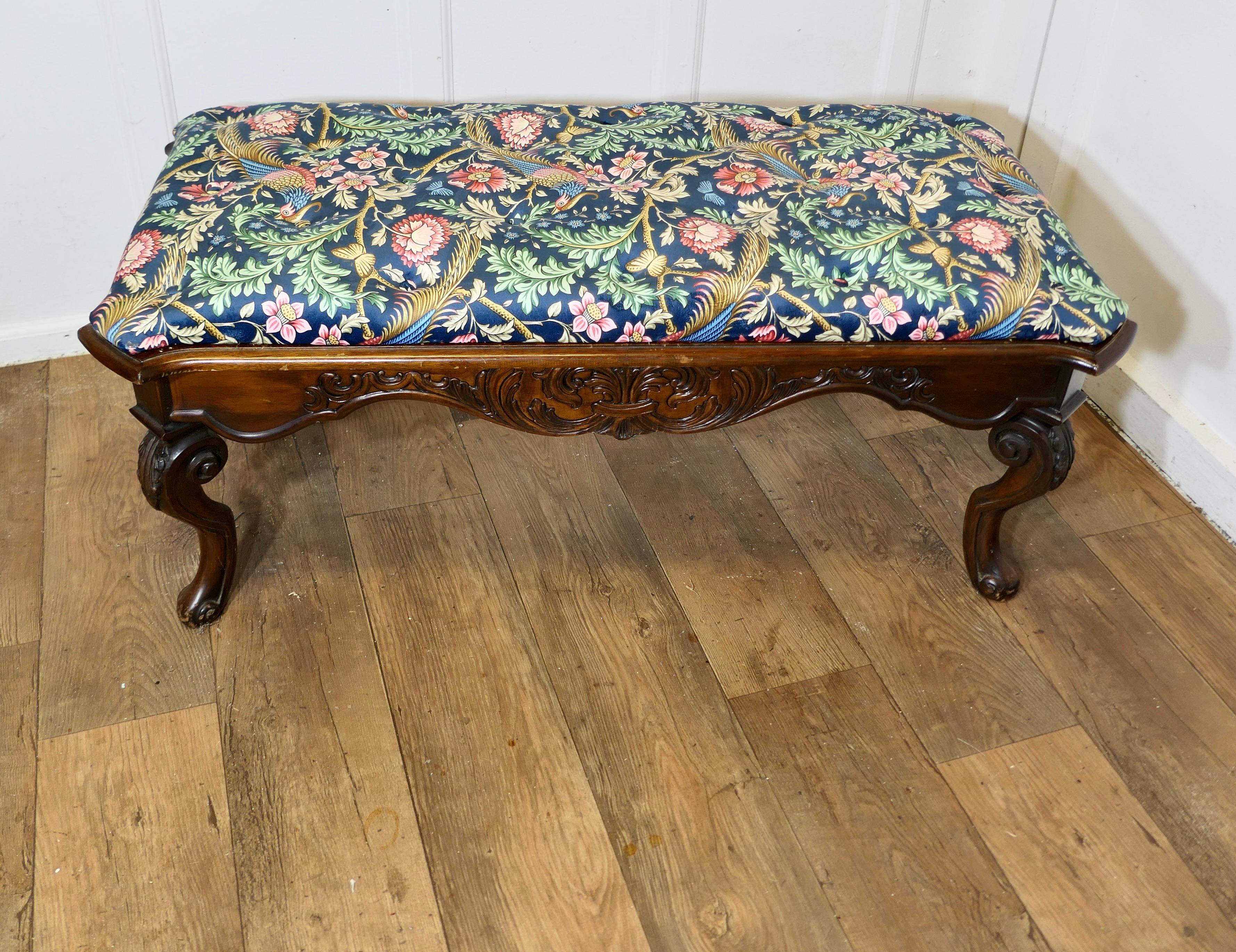 Stile Adam Sgabello da finestra imbottito in velluto Navy Liberty William Morris in vendita