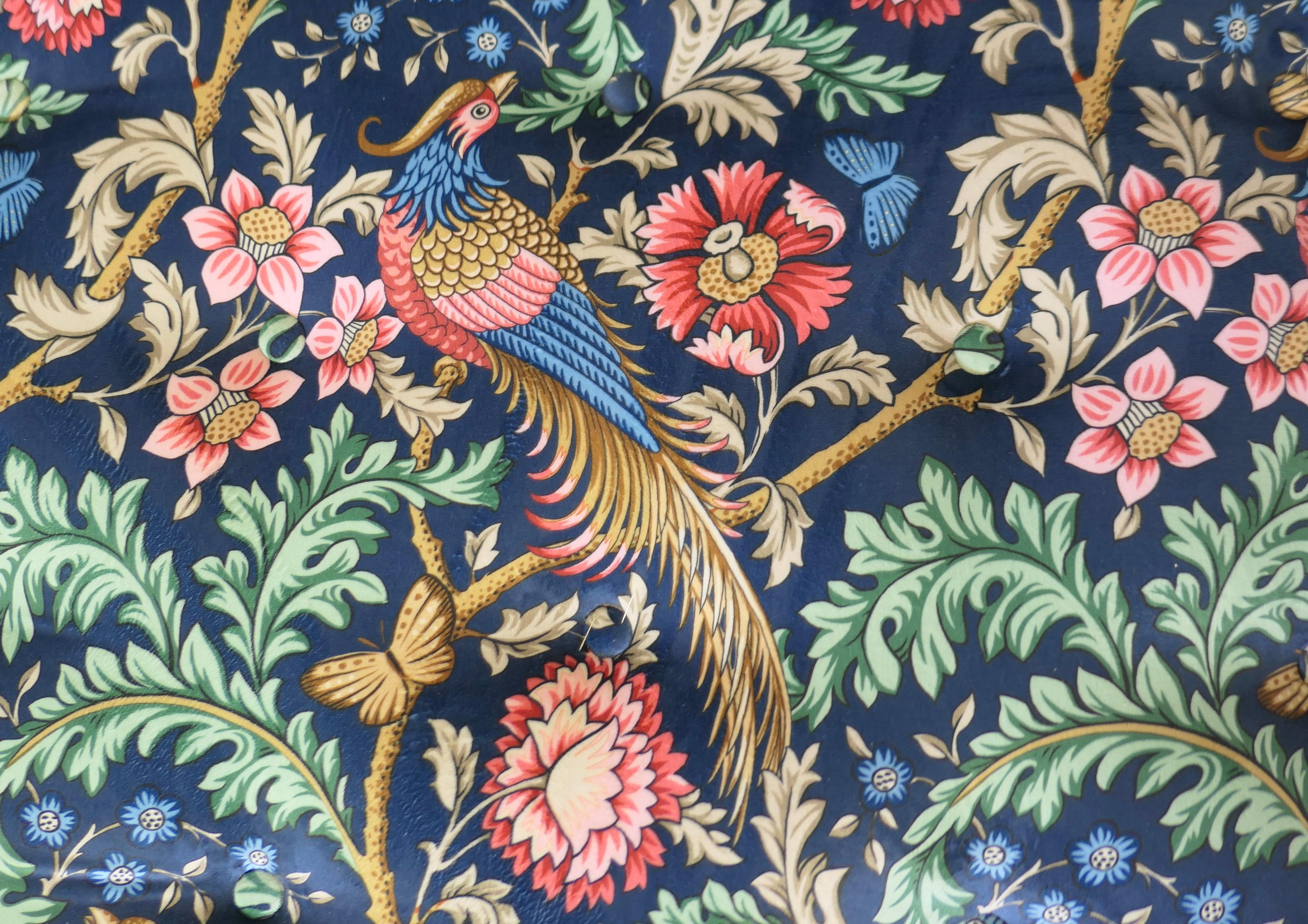 Sgabello da finestra imbottito in velluto Navy Liberty William Morris in vendita 3