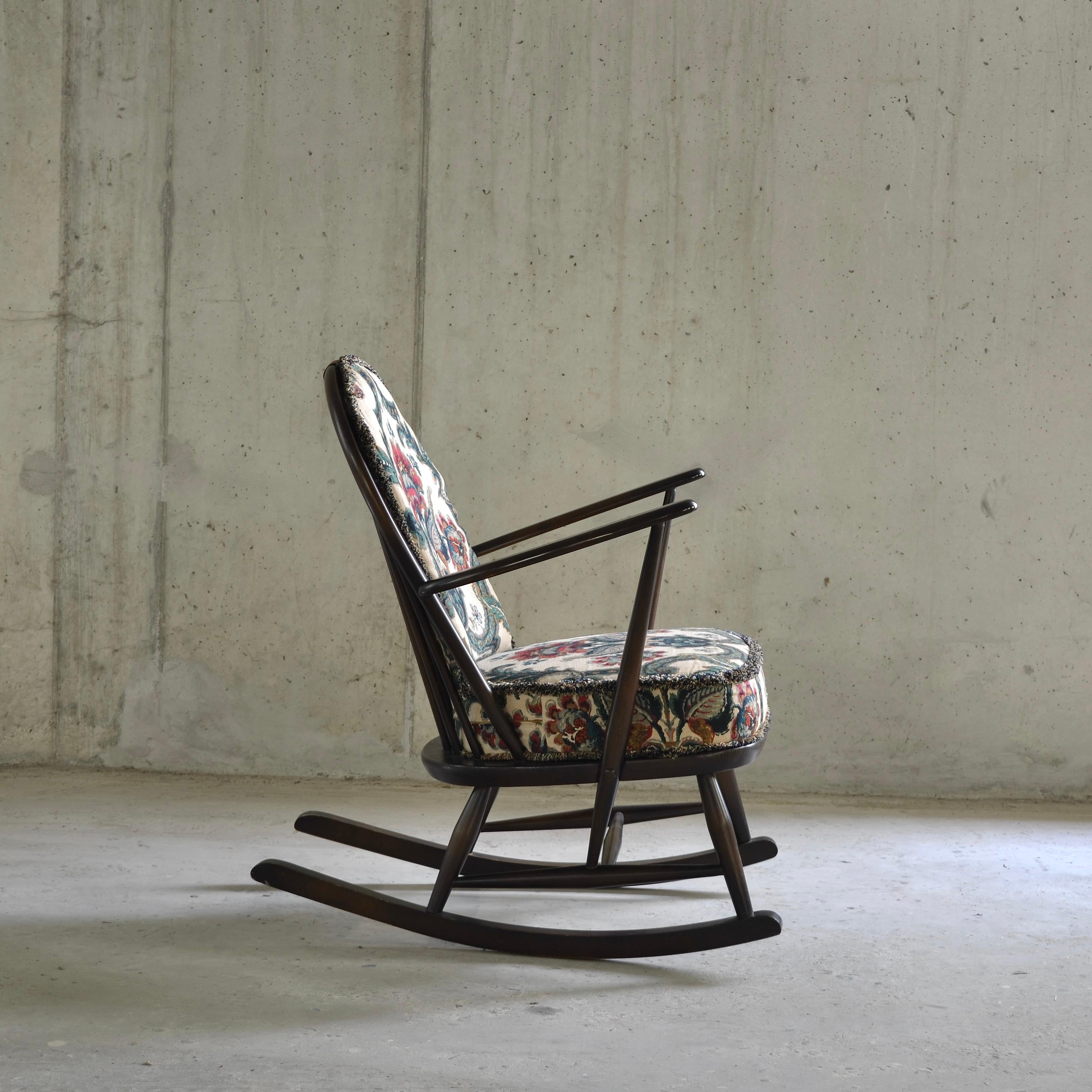 This perfectly executed Ercol rocking chair in elm and solid beech, alone sums up the firm's know-how.

“Ercol furniture does not bend to the whims of fashion”, that’s what they claim. The century-old English manufacturer affirms this and it is