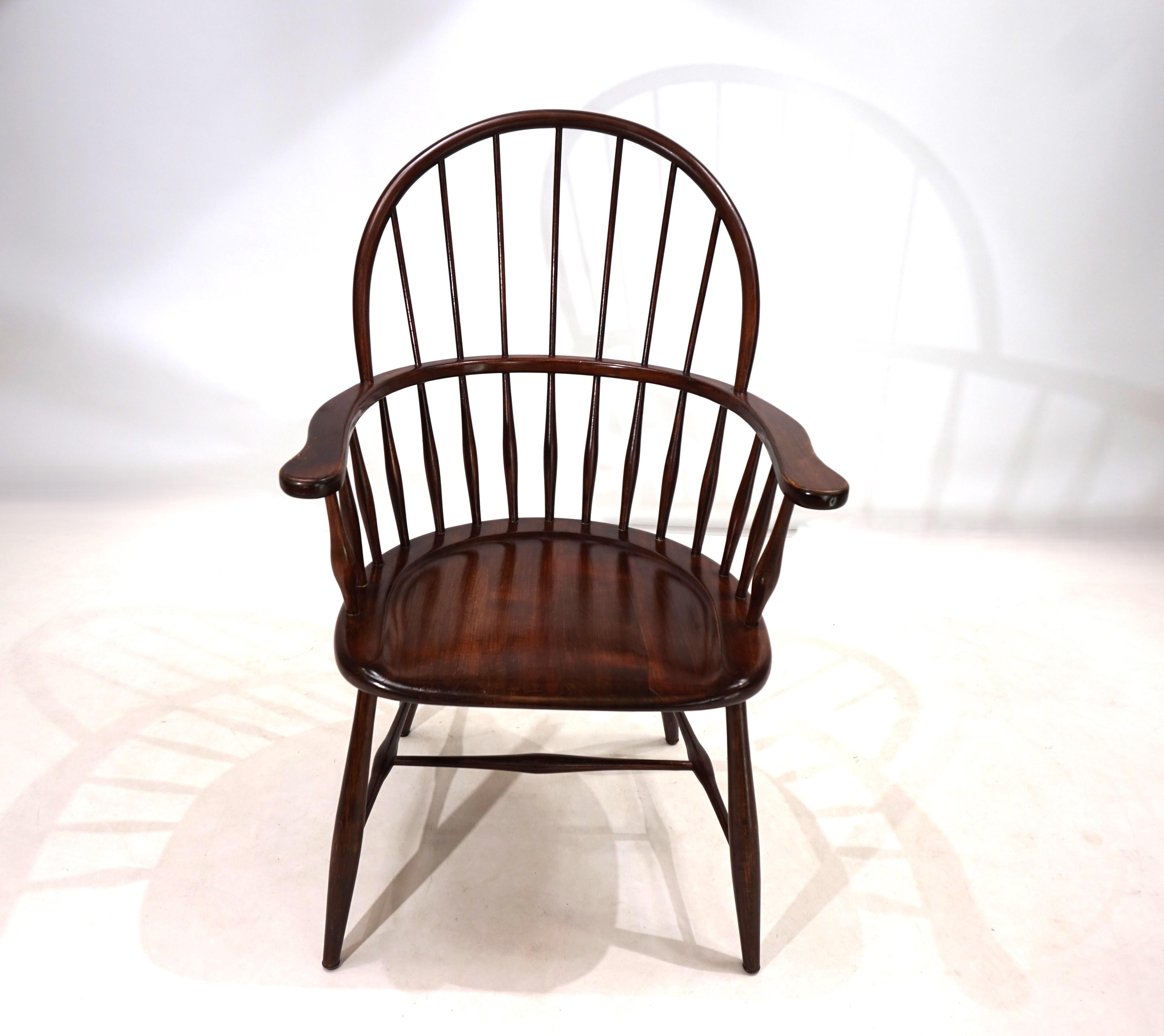 La classica sedia Windsor, disegnata con una linea molto bella e chiara, è in ottime condizioni. Le estremità dei braccioli mostrano un'attraente patina, mentre la sedia in generale presenta minimi segni di usura. La sedia è realizzata in legno di
