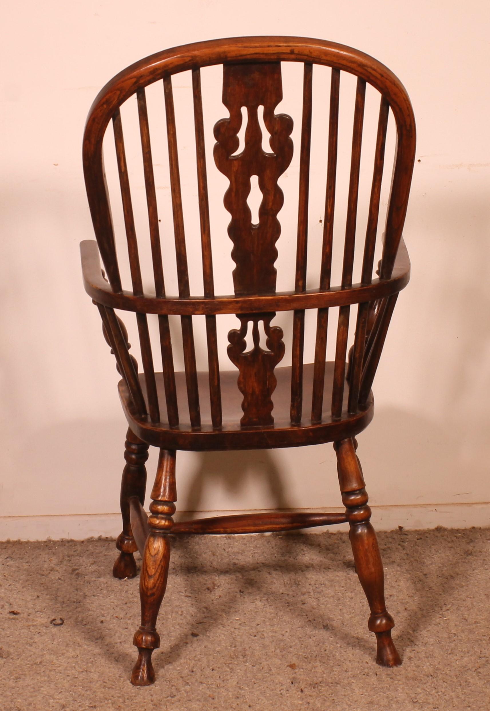 Sillón Windsor de fresno y olmo de principios del siglo XIX en venta 3