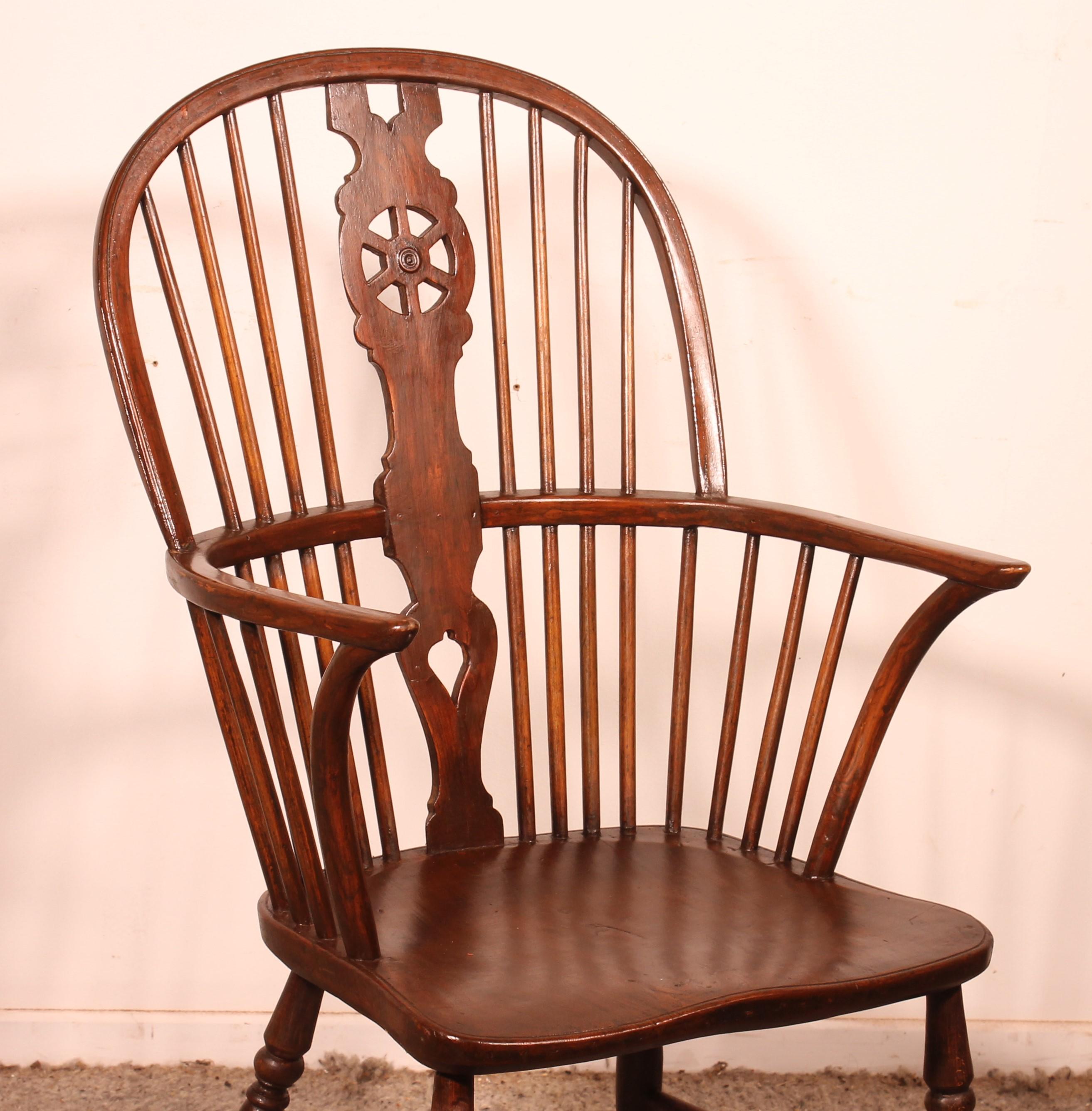 Magnifique fauteuil Windsor anglais du XVIIIe siècle en bois de châtaignier et d'if.
Il est rare de les trouver en bois d'if. En outre,  il s'agit encore d'un modèle du 18e siècle.

Très beau fauteuil de bonne qualité qui a une base élégante et une