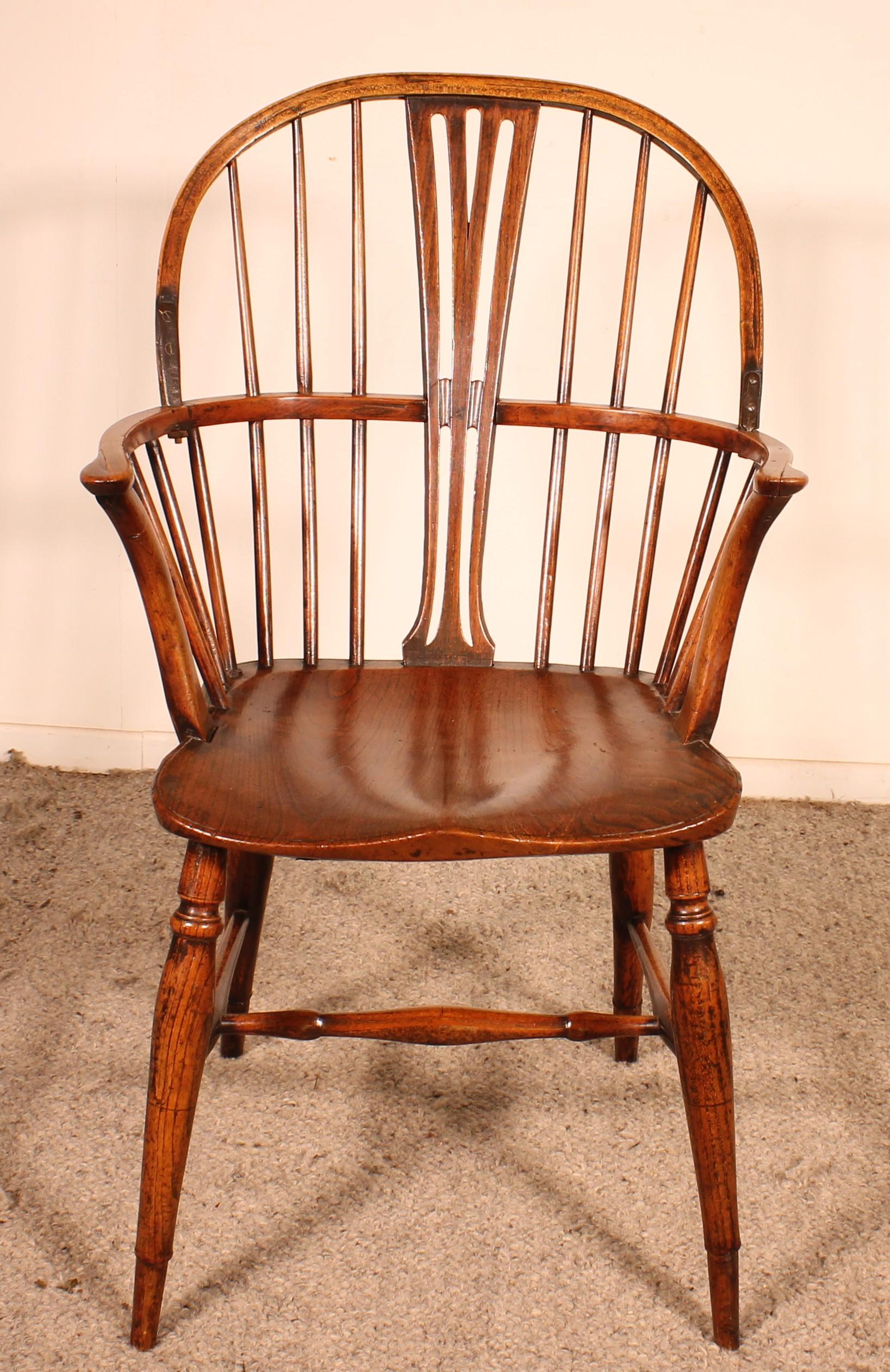 Elegant fauteuil Windsor anglais du début du 19ème siècle en châtaignier

Très belle patine et en superbe état.

Fauteuil très élégant qui se distingue par son dossier à fines lattes ce qui est inhabituel. Deux restaurations en fer forgé du 19e