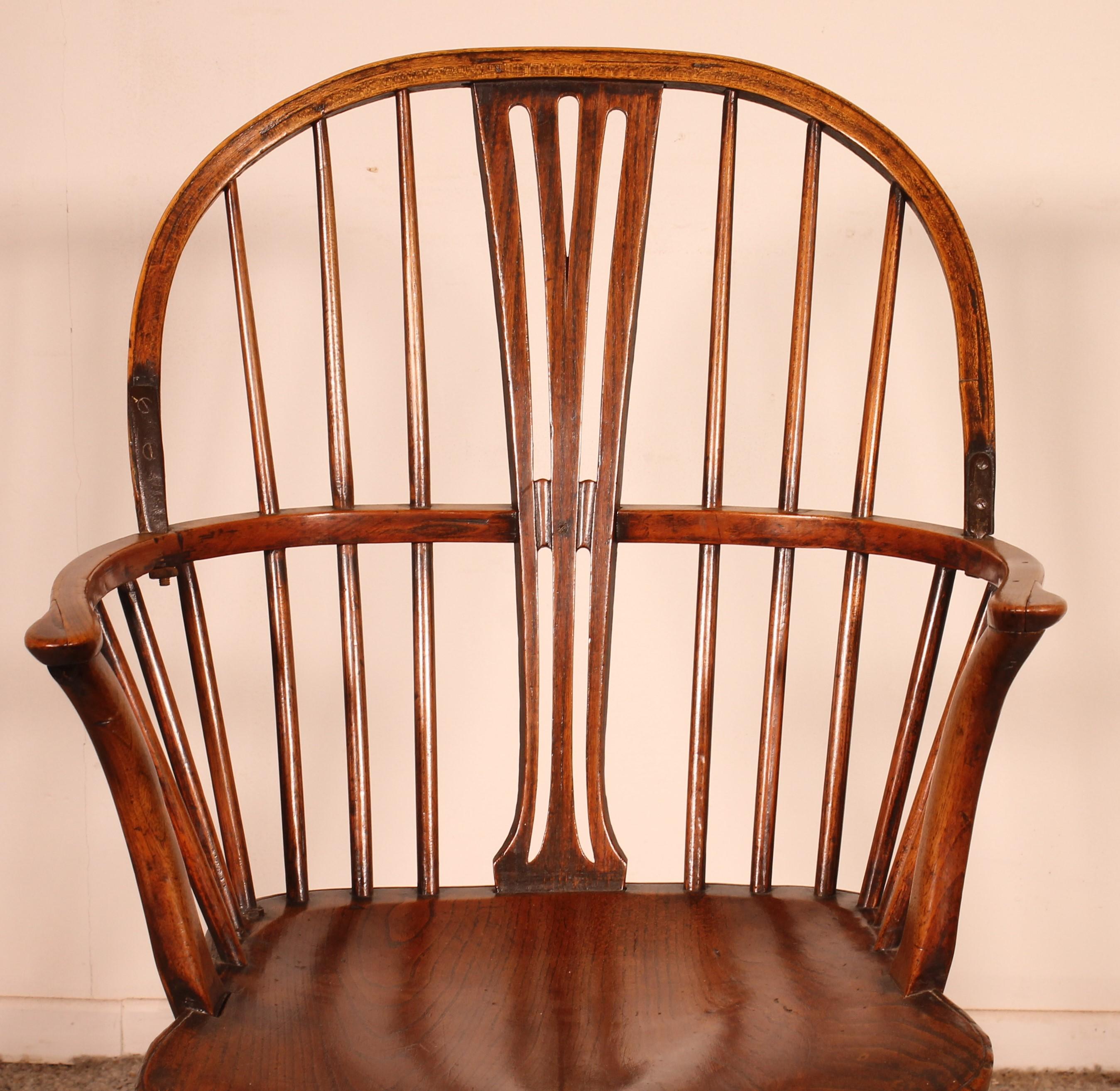 English Windsor Armchair In Chestnut Early 19th Century For Sale