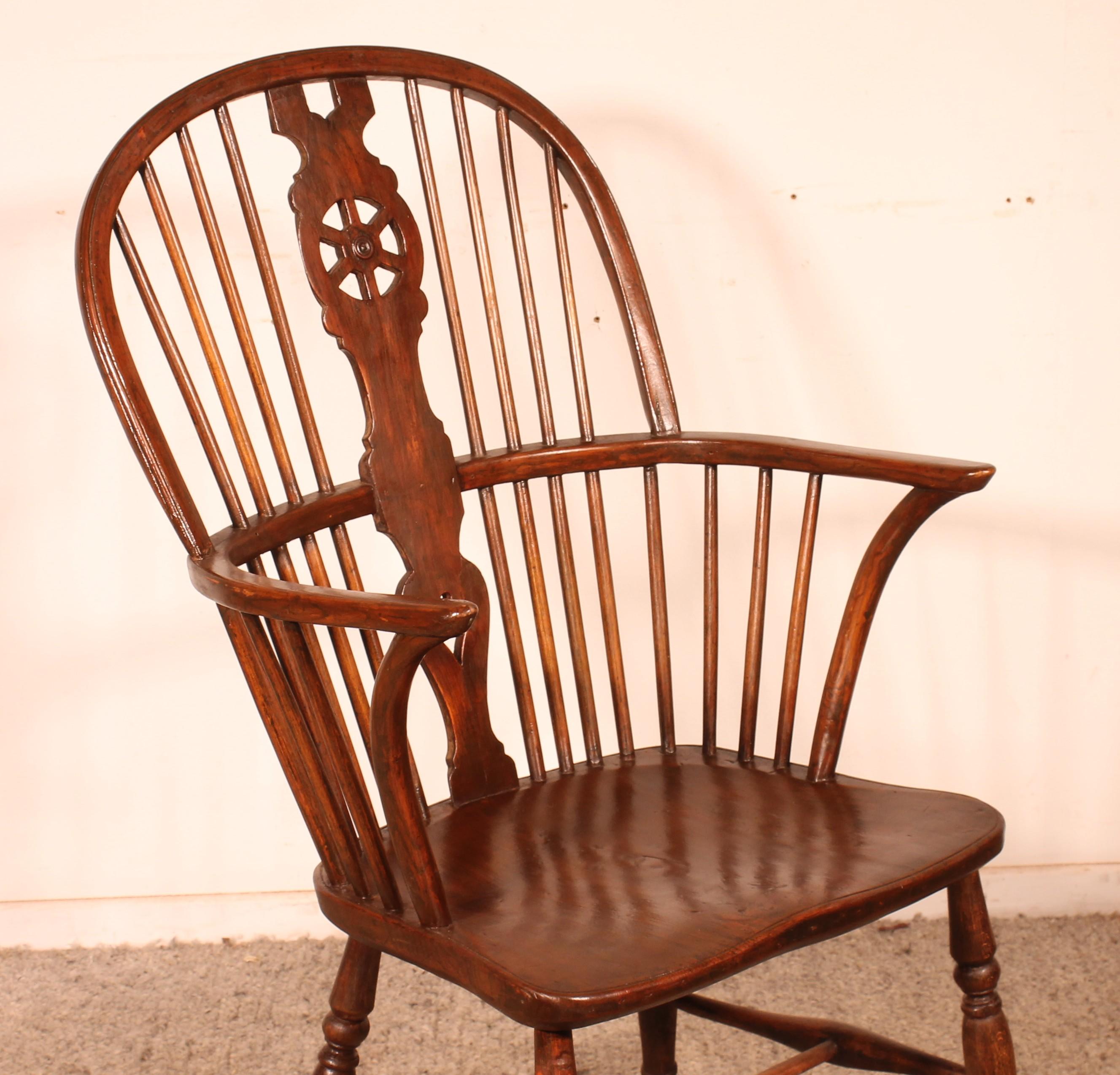 Magnífico armario windsor inglés del siglo XVIII  en bois d'if et frêne
Es un juguete muy bonito que tiene un lado primitivo que es un poco ruidoso y le da mucho encanto con sus acoples muy sencillos.

fauteuil de belle qualité et qui dispose d'un