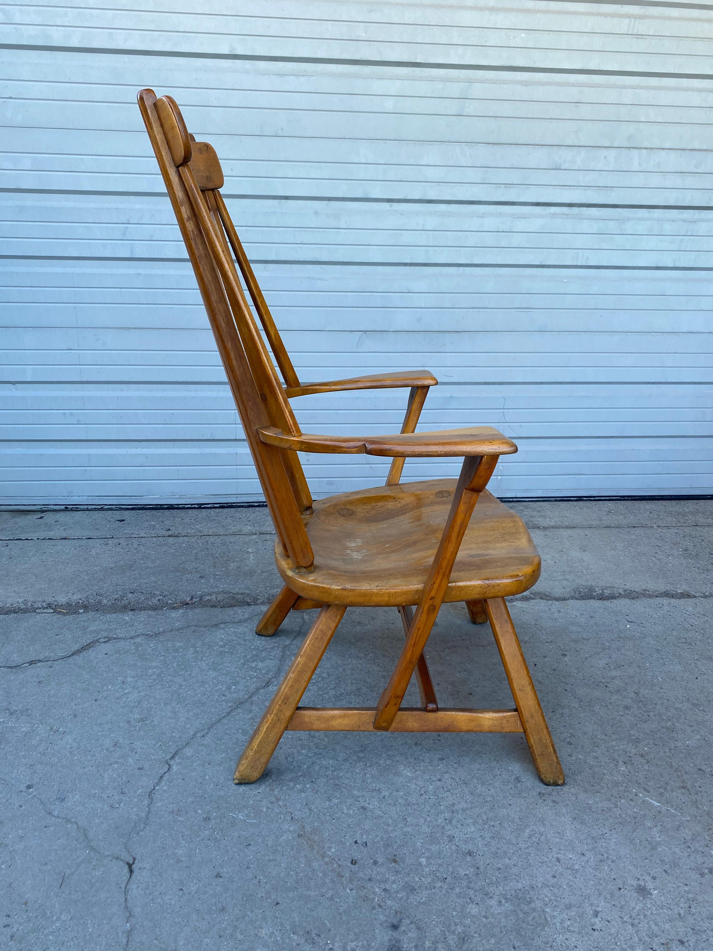 Fauteuil Windsor classique de la société Sikes Chair Company de Buffalo. Elle a été créée par le designer Herman de Vries. Conserve sa patine d'origine. Finition, extrêmement confortable... qualité et construction supérieures. Usure appropriée à