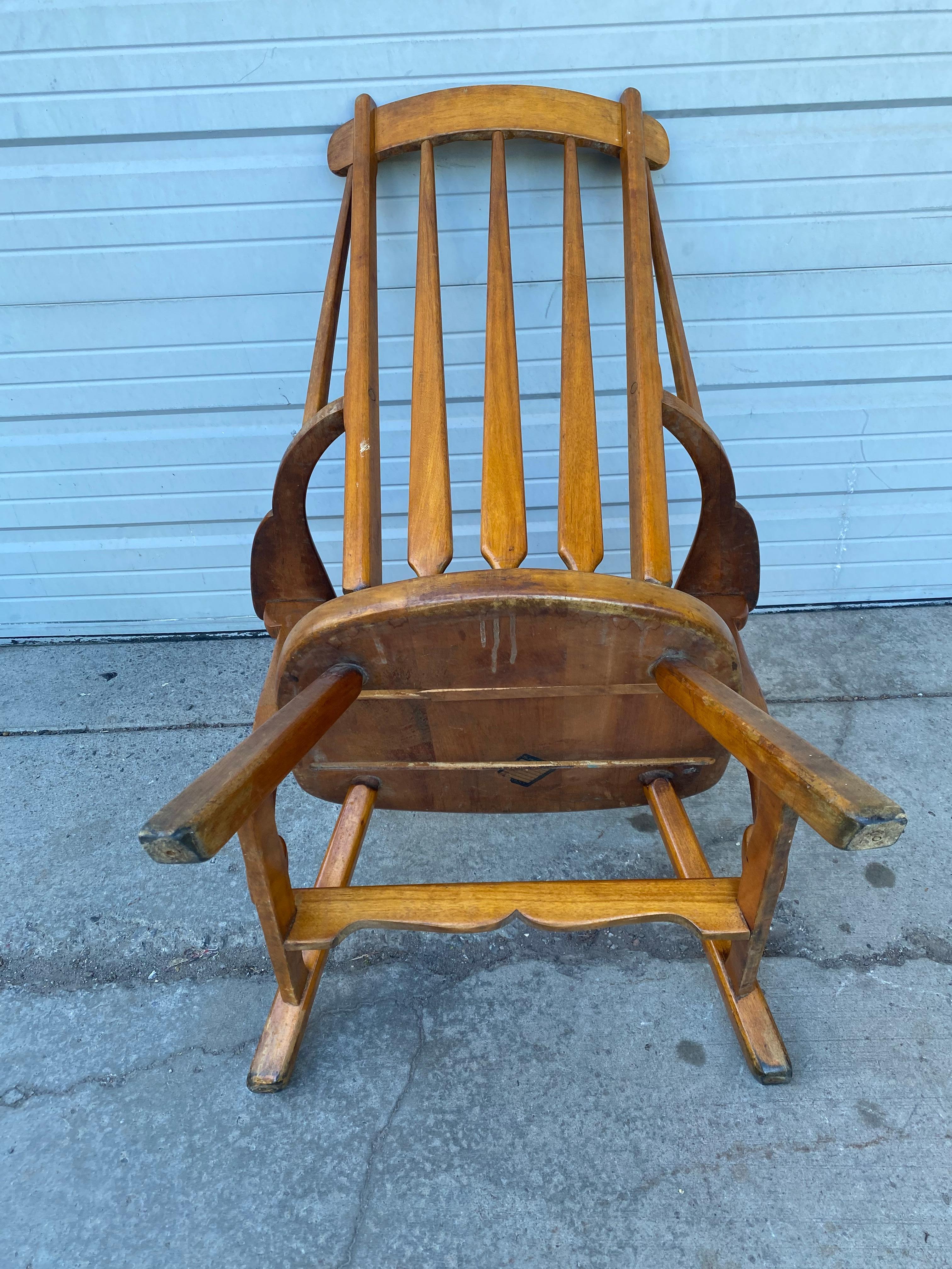 Colonial américain Fauteuil Windsor Sikes Chair Company par Herman de Vries, designer en vente