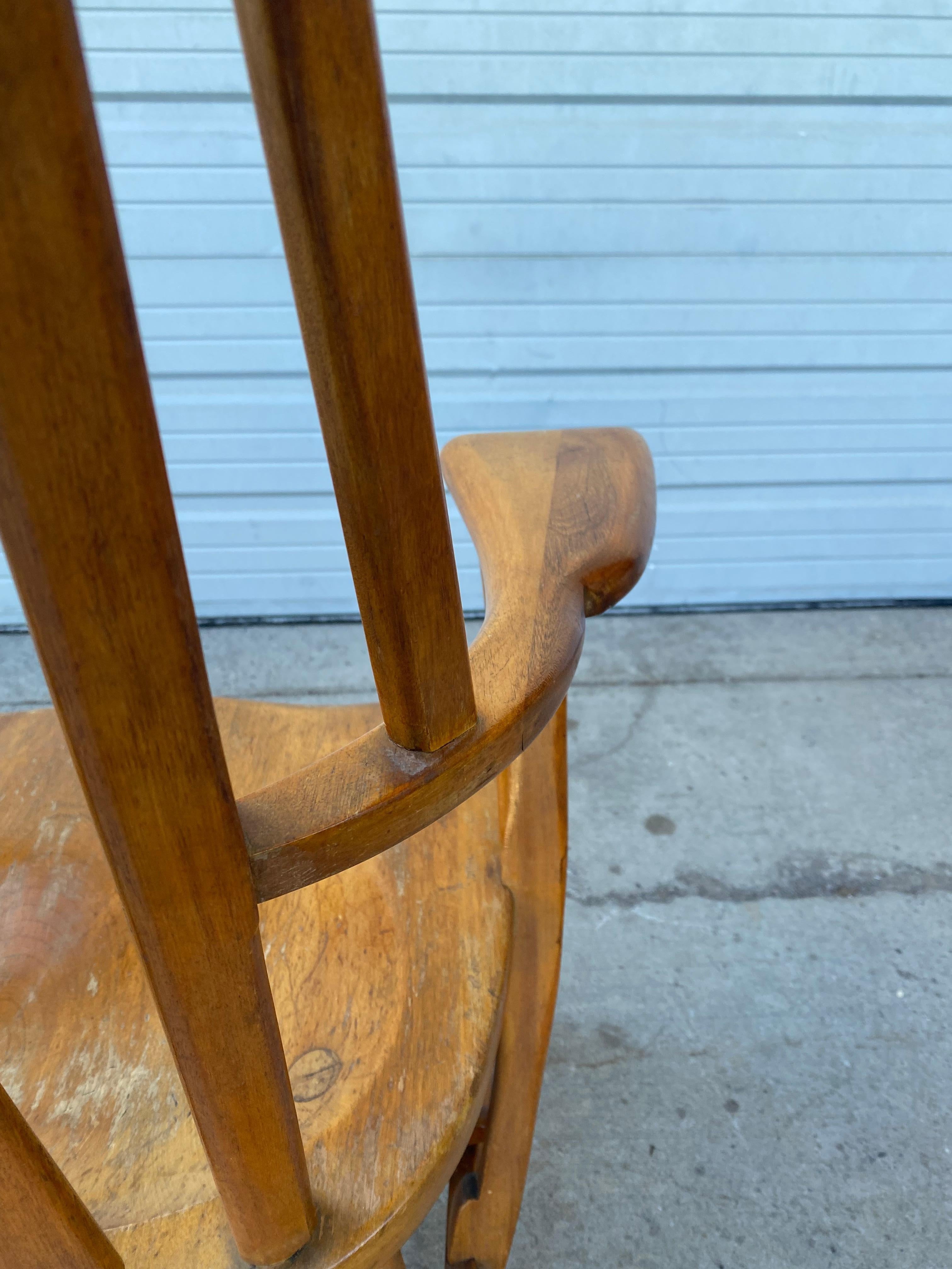 Fauteuil Windsor Sikes Chair Company par Herman de Vries, designer Bon état - En vente à Buffalo, NY