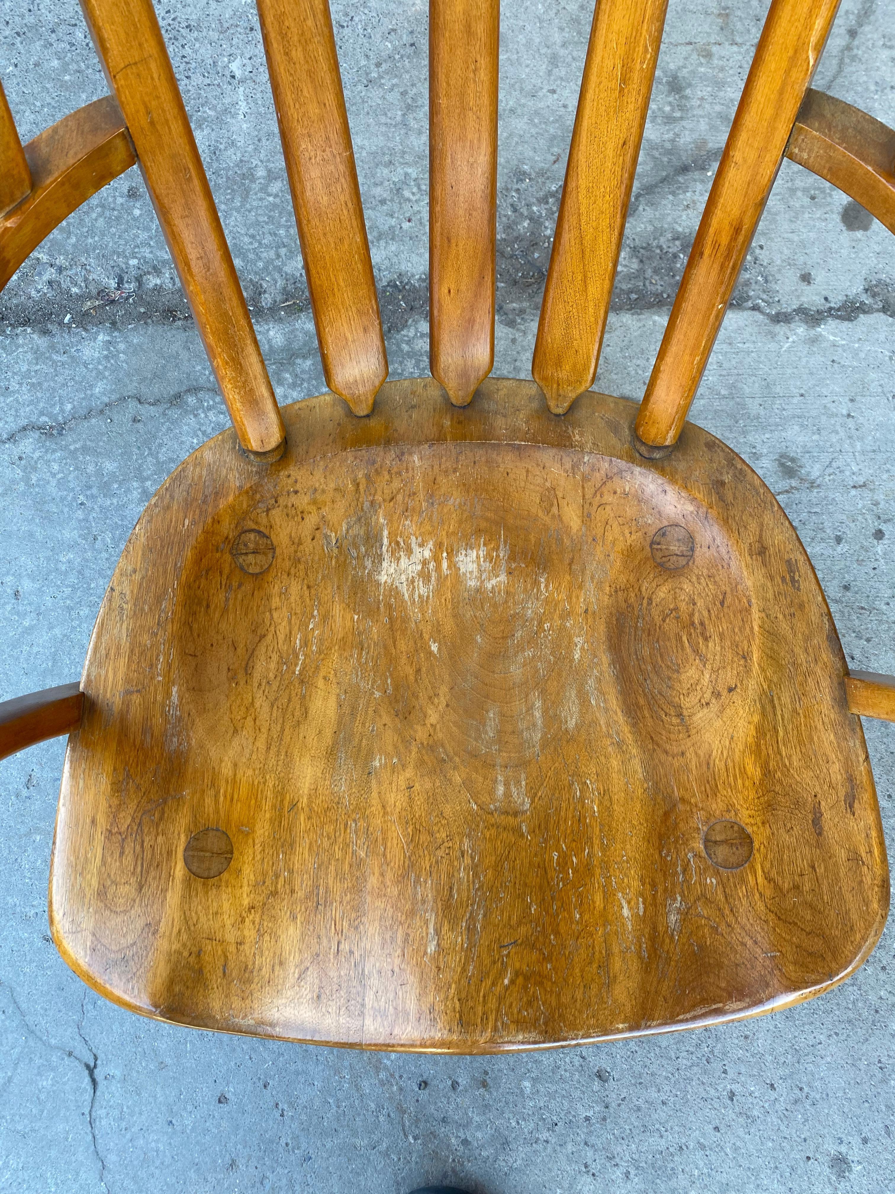 Bouleau Fauteuil Windsor Sikes Chair Company par Herman de Vries, designer en vente