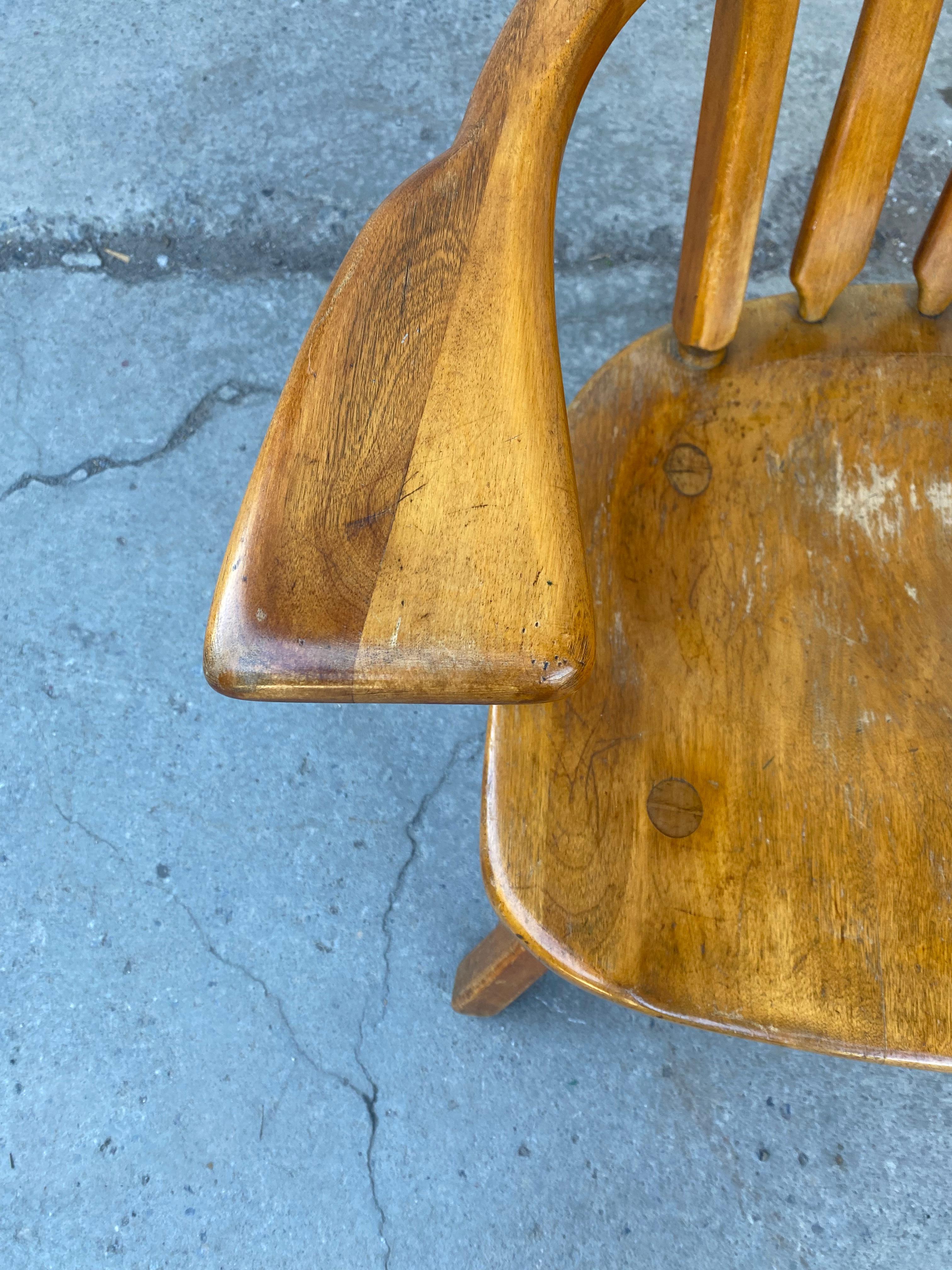 Fauteuil Windsor Sikes Chair Company par Herman de Vries, designer en vente 1