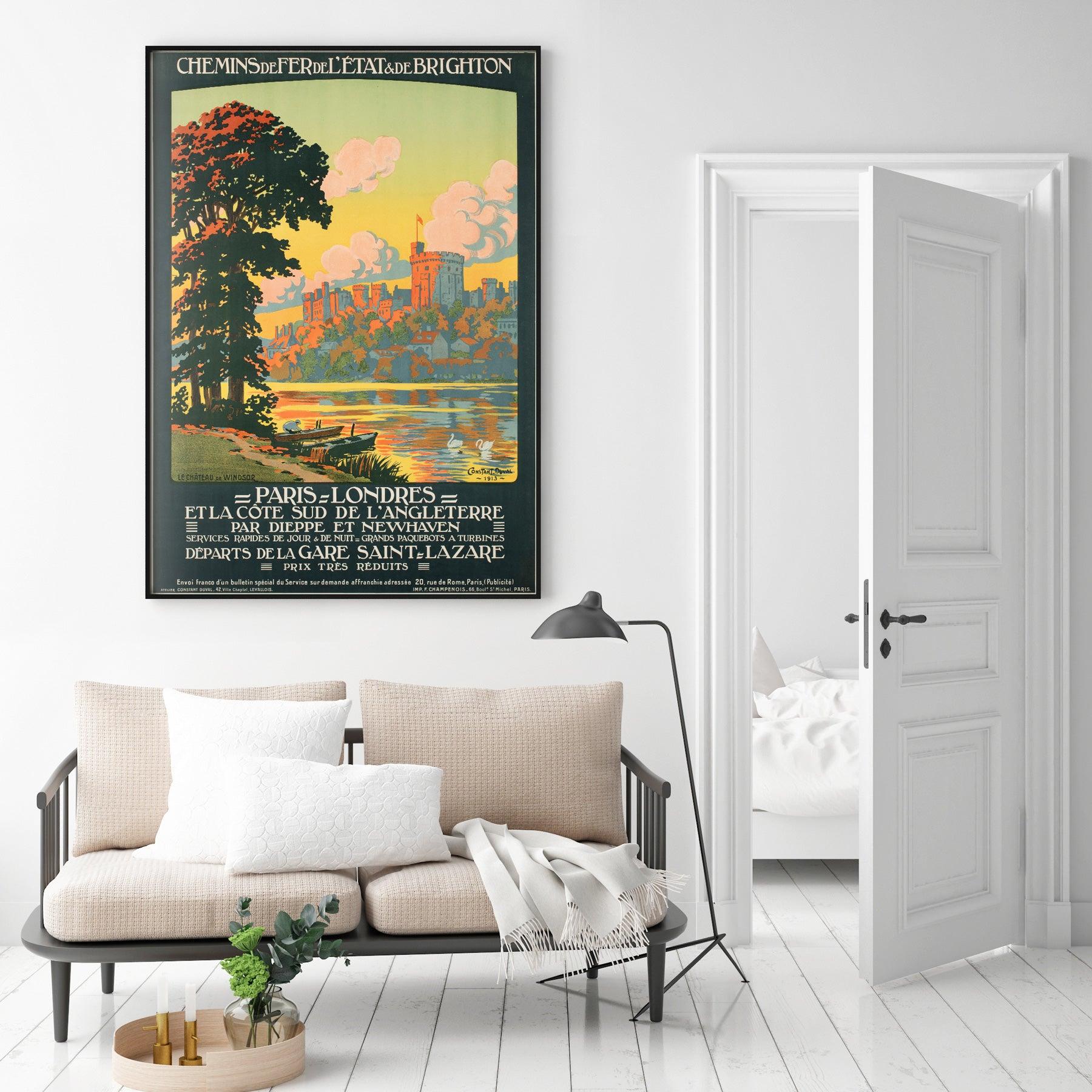 Cette élégante affiche de voyage des chemins de fer français, datant d'environ 1913, a été créée par l'artiste Constant Duval, connu pour ses illustrations pittoresques et atmosphériques destinées à promouvoir le tourisme européen.

Commandée pour