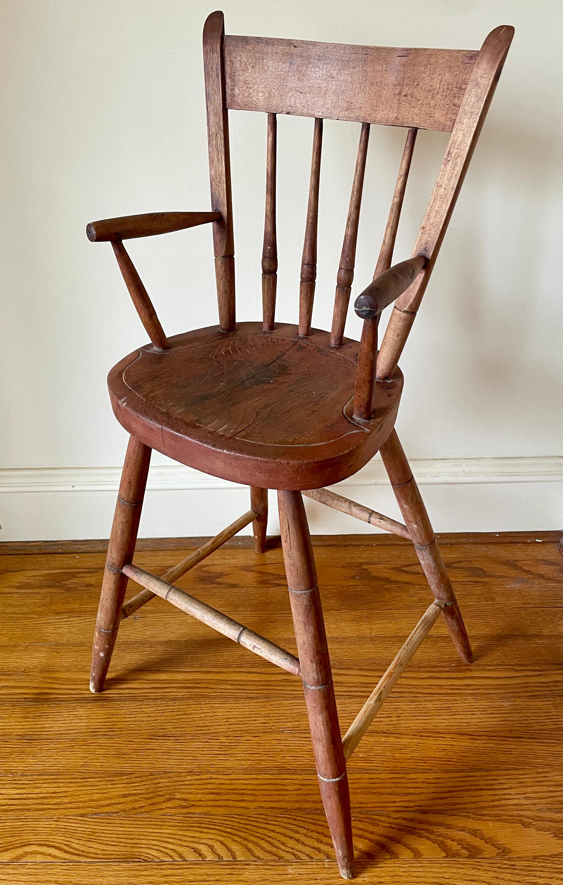 Chaise Winsdor d'enfant, ancienne, vers 1880, américaine (Maine), lavée rouge d'origine - Marron Abstract Sculpture par Windsor Chair