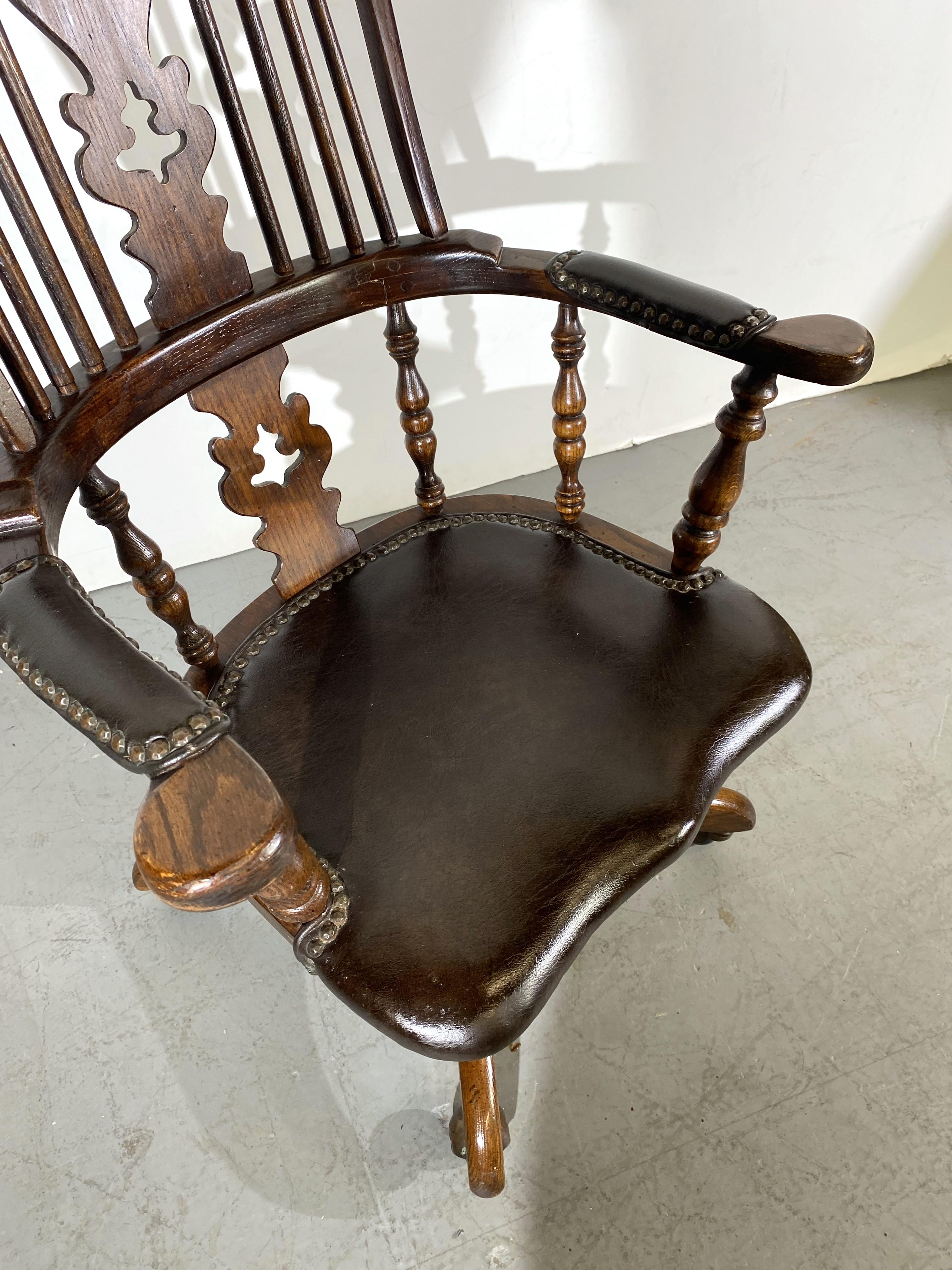 Windsor Leather Seat Swivel  Desk Chair In Good Condition In Pomona, CA