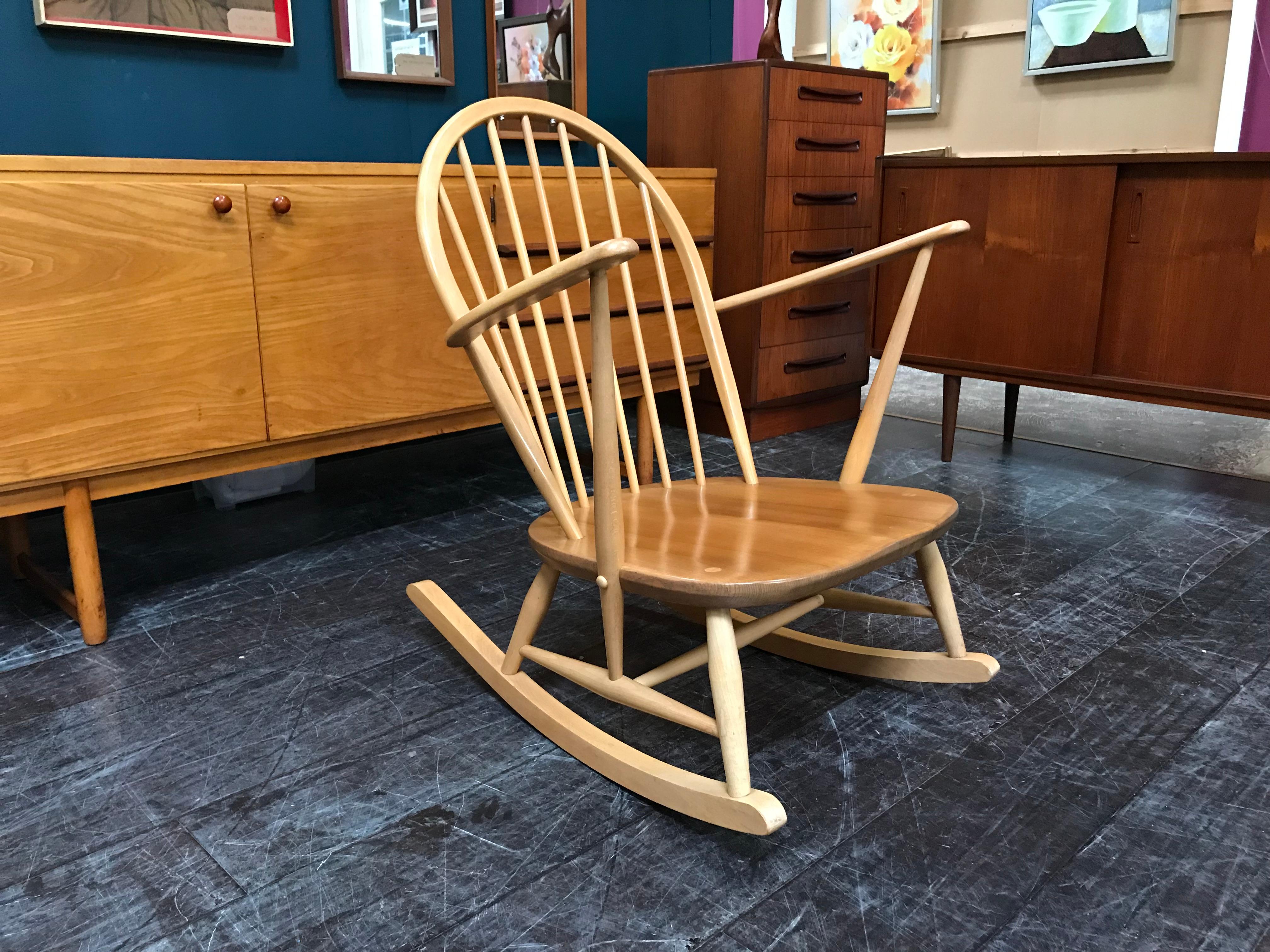 This is a vintage Ercol Windsor rocking chair in sought-after light wood. Perfect for any living space, this elegant rocking chair shows how effortlessly Ercol combines the vintage look with the up-to-the-minute style of metro living. Extremely