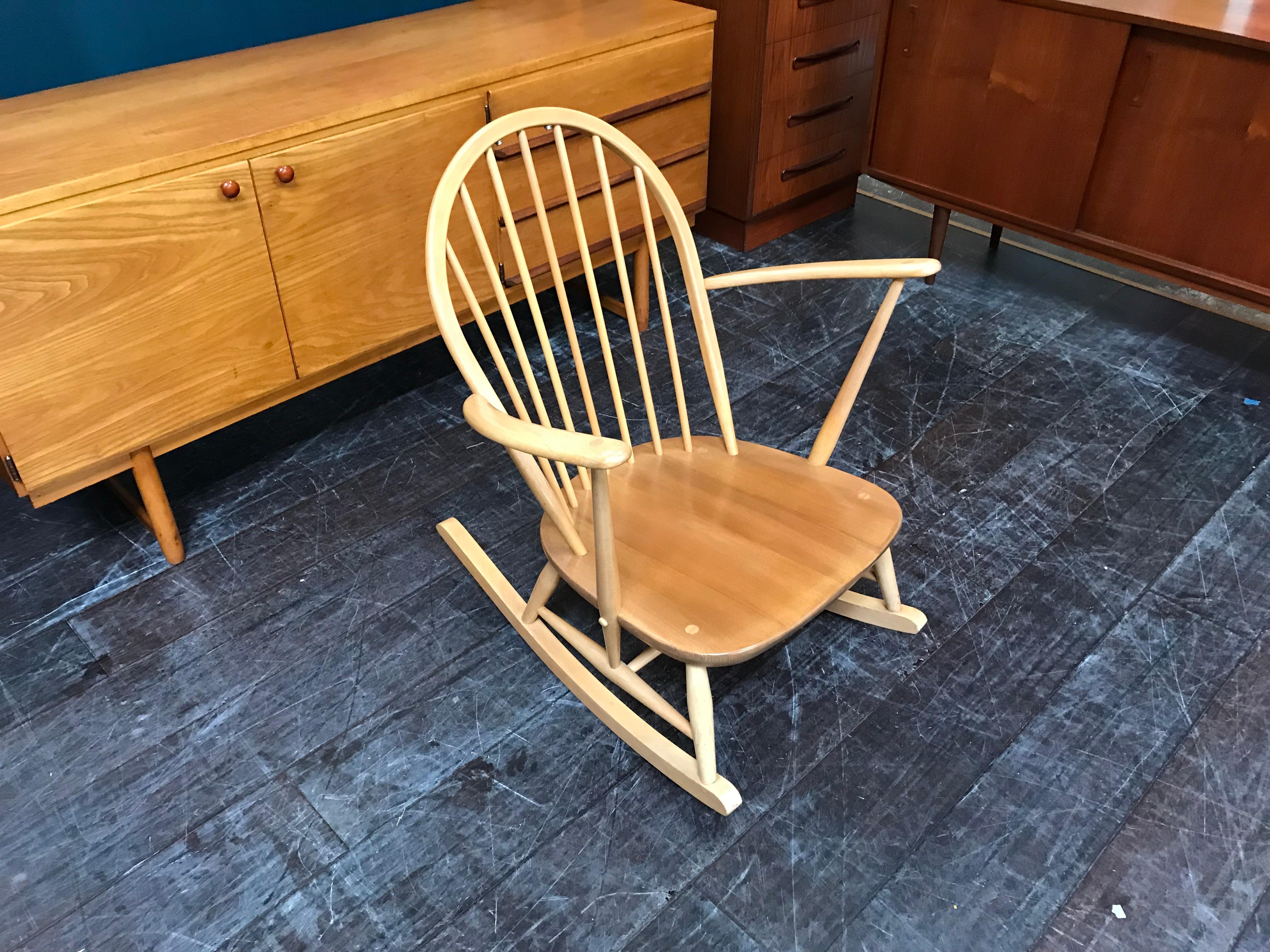 Windsor Rocking Chair by Lucian Ercolani for Ercol, Blonde, Elm and Beech In Good Condition For Sale In Glasgow, GB