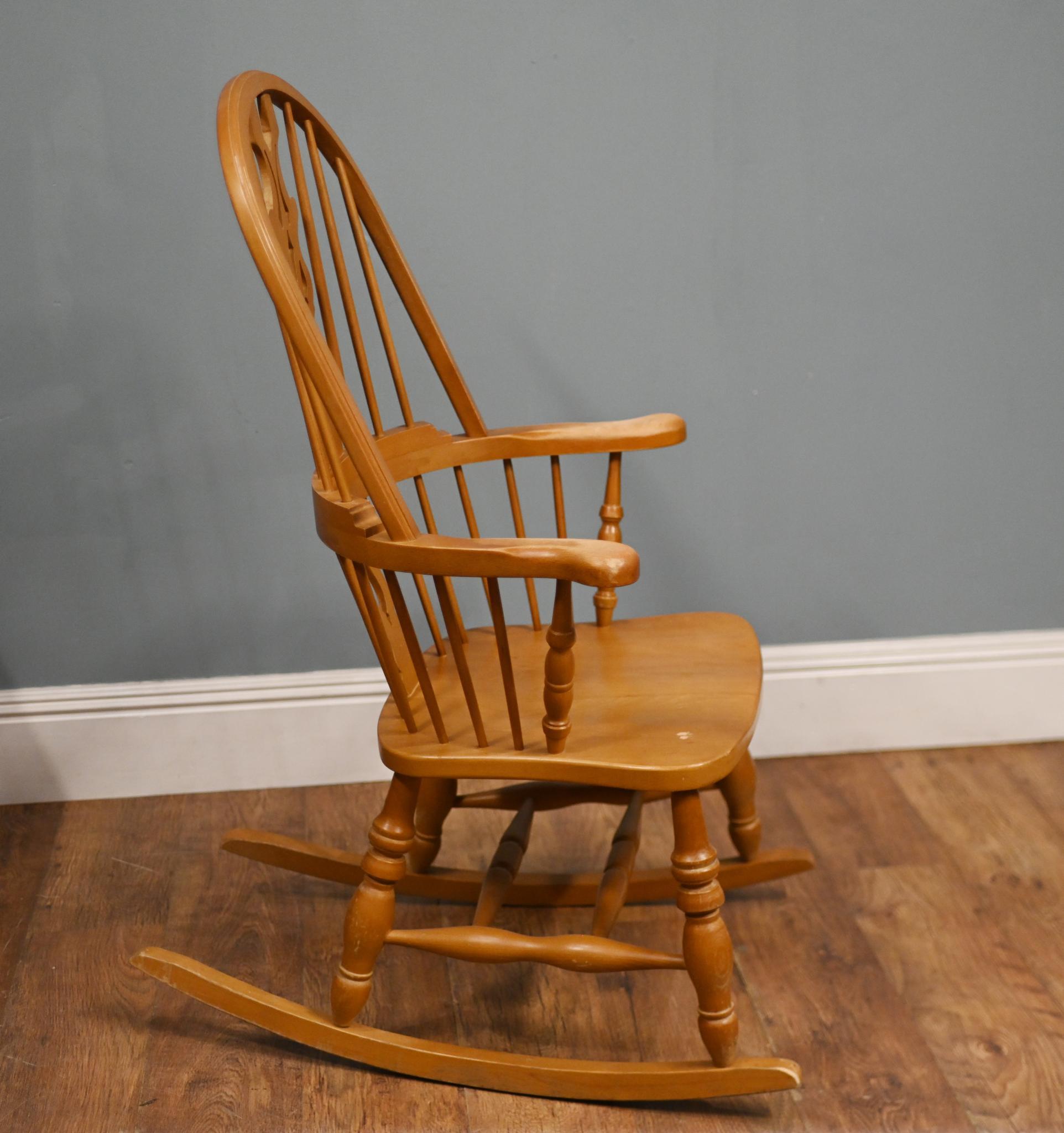 Sculpté à la main Fauteuil à bascule Windsor - Chaises de ferme anglaises sculptées à la main en vente