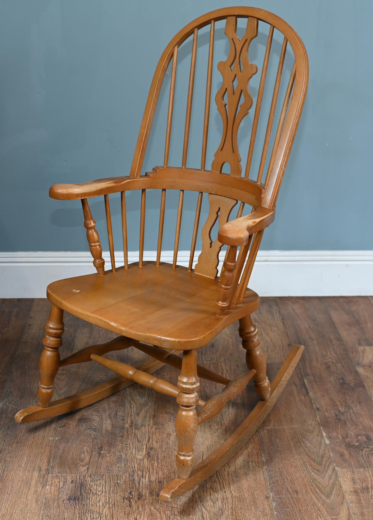 Fauteuil à bascule Windsor - Chaises de ferme anglaises sculptées à la main Bon état - En vente à Potters Bar, GB