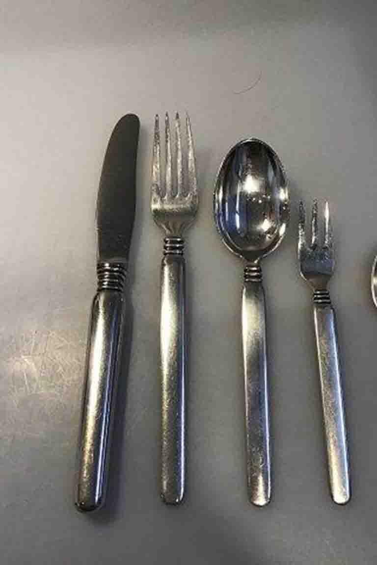 Windsor silver flatware set from Horsens Silver for 6 person 30 pc.

Sættet består af

6 x dinner knives 21,5cm / 8 1/2