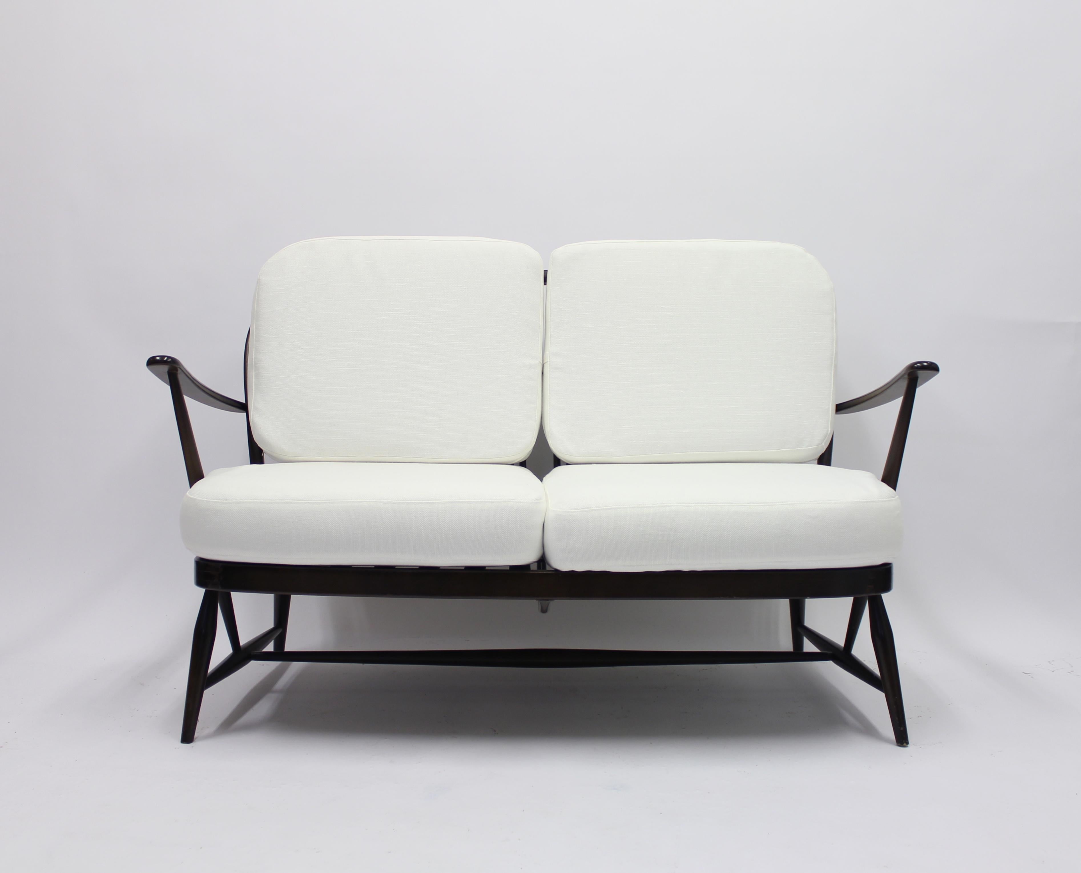 Zweisitziges Sofa:: entworfen von dem in Italien geborenen englischen Designer Lucian Ercolani für seine eigene Firma Ercol. Die Windsor-Reihe wurde in den 1950er Jahren entworfen:: obwohl dieses Beispiel aus den 1970er Jahren stammt. Neu gepolstert