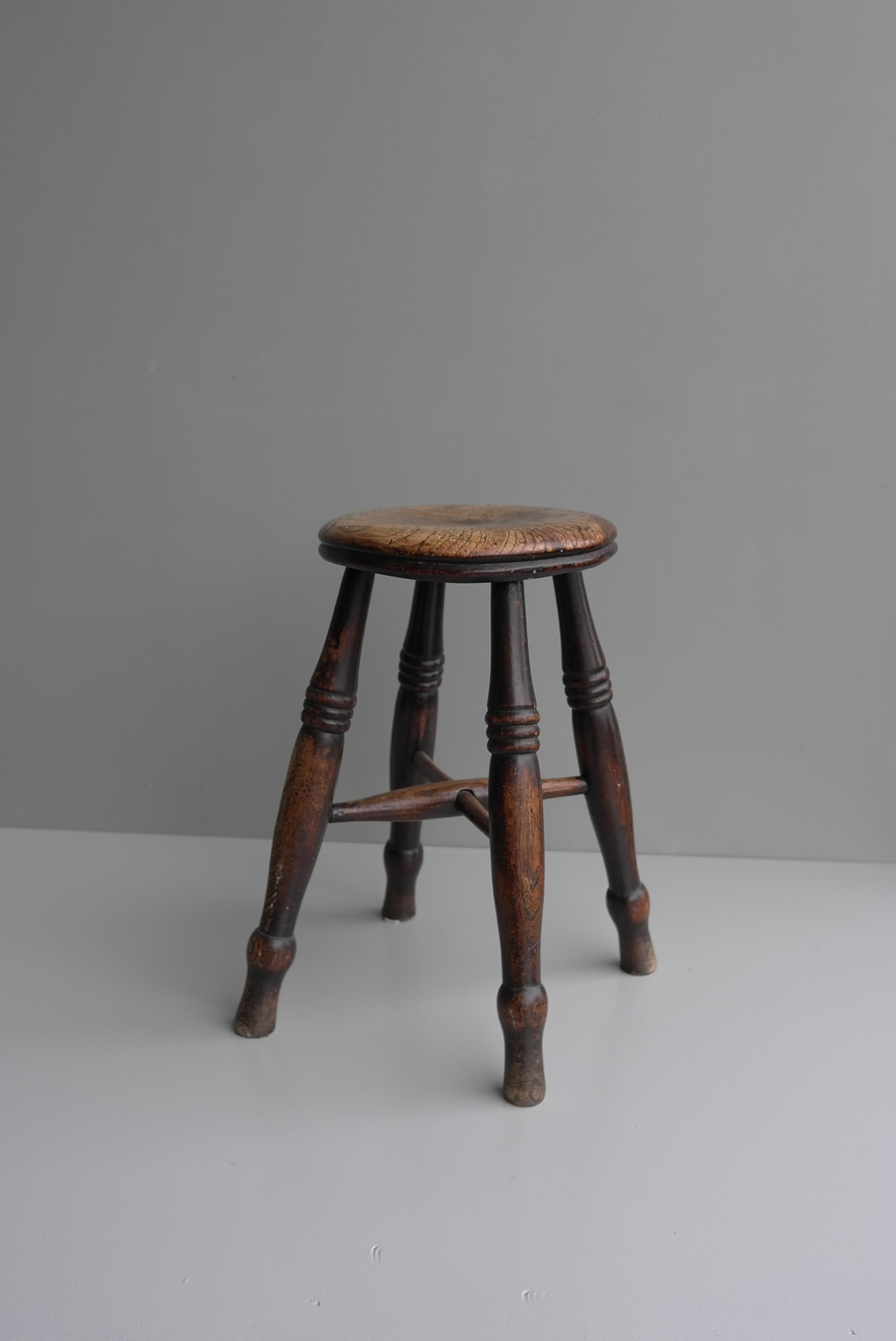 Tabouret Windsor en bois foncé et richement patiné, Angleterre, années 1920

Mesures : Hauteur 52 cm, largeur 34, profondeur 34, diamètre de l'assise 31 cm.