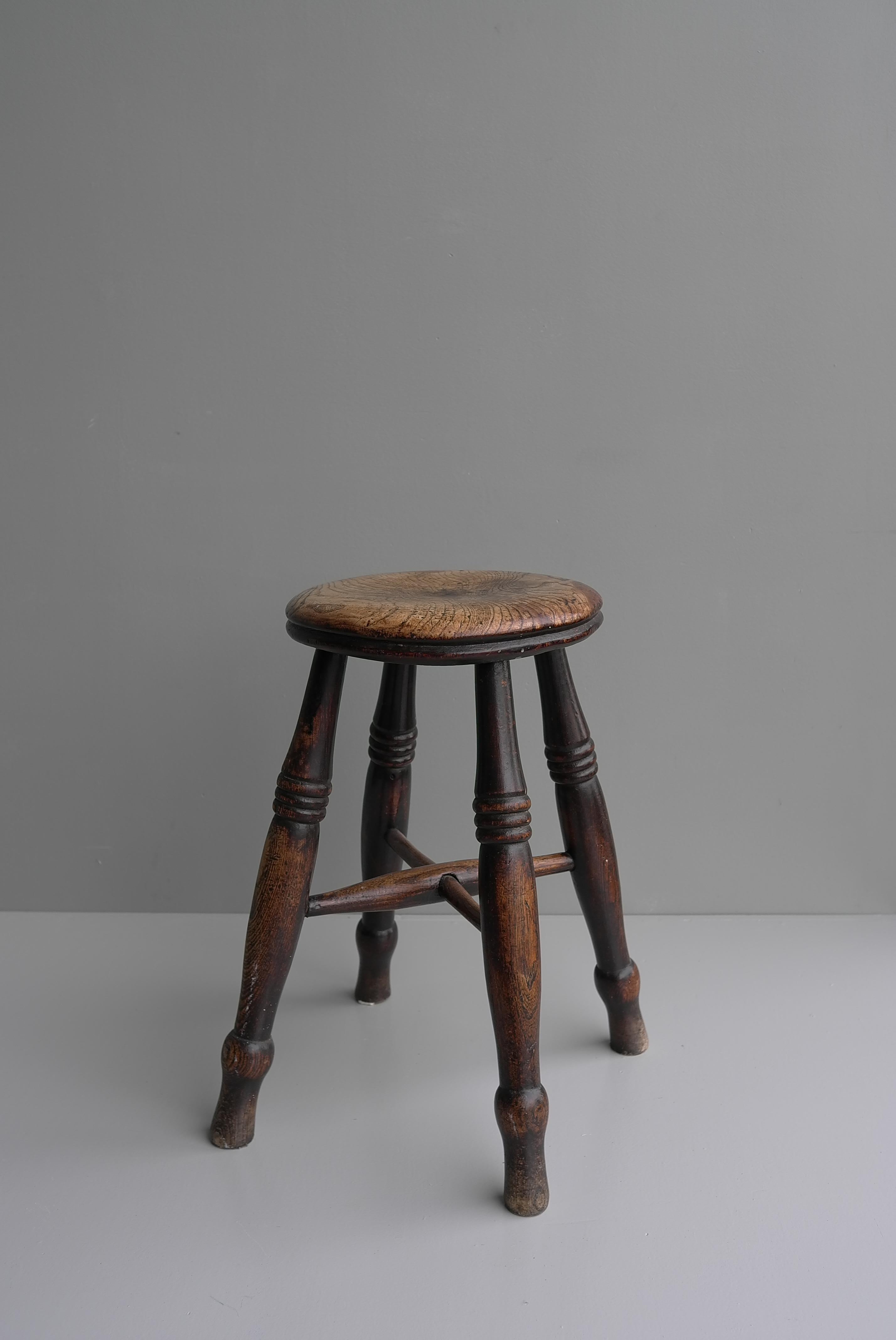 Country Windsor Stool in Dark Wood with Rich Patina, England, 1920's For Sale