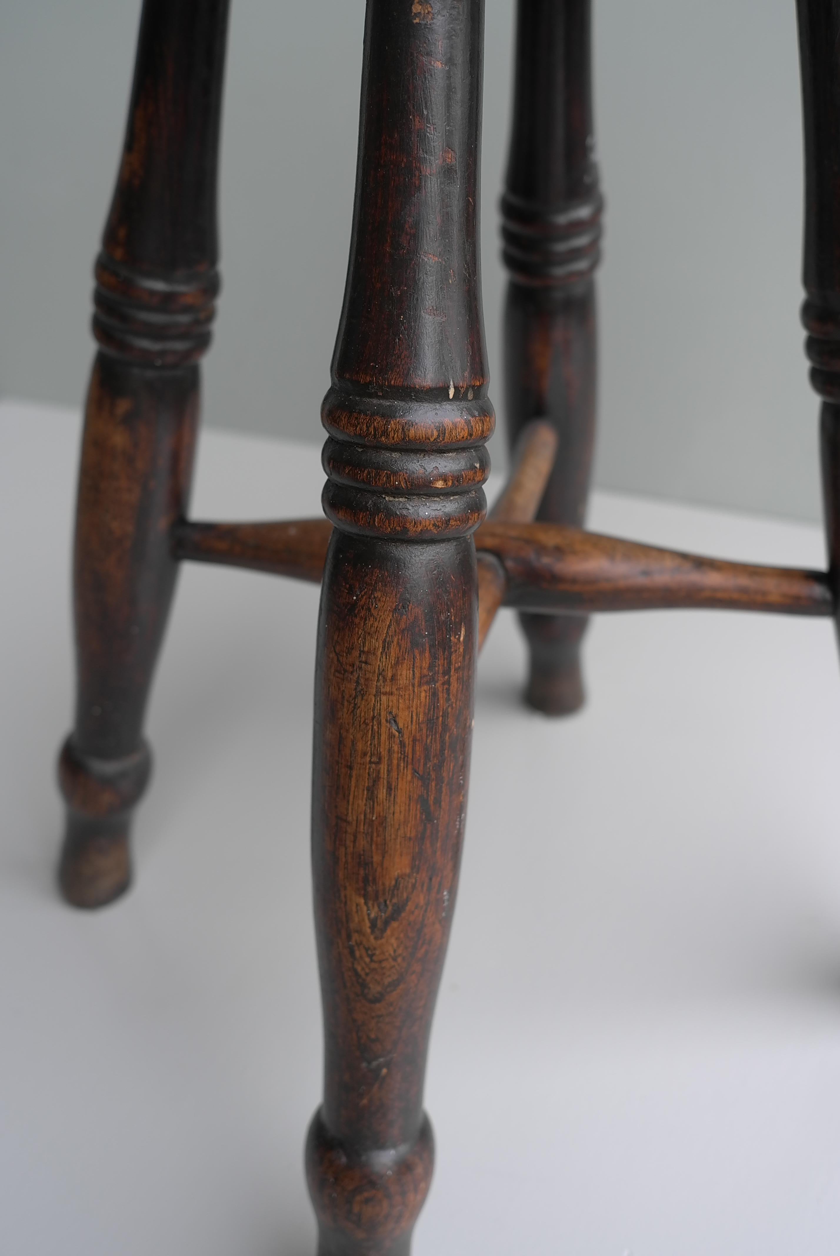 English Windsor Stool in Dark Wood with Rich Patina, England, 1920's For Sale